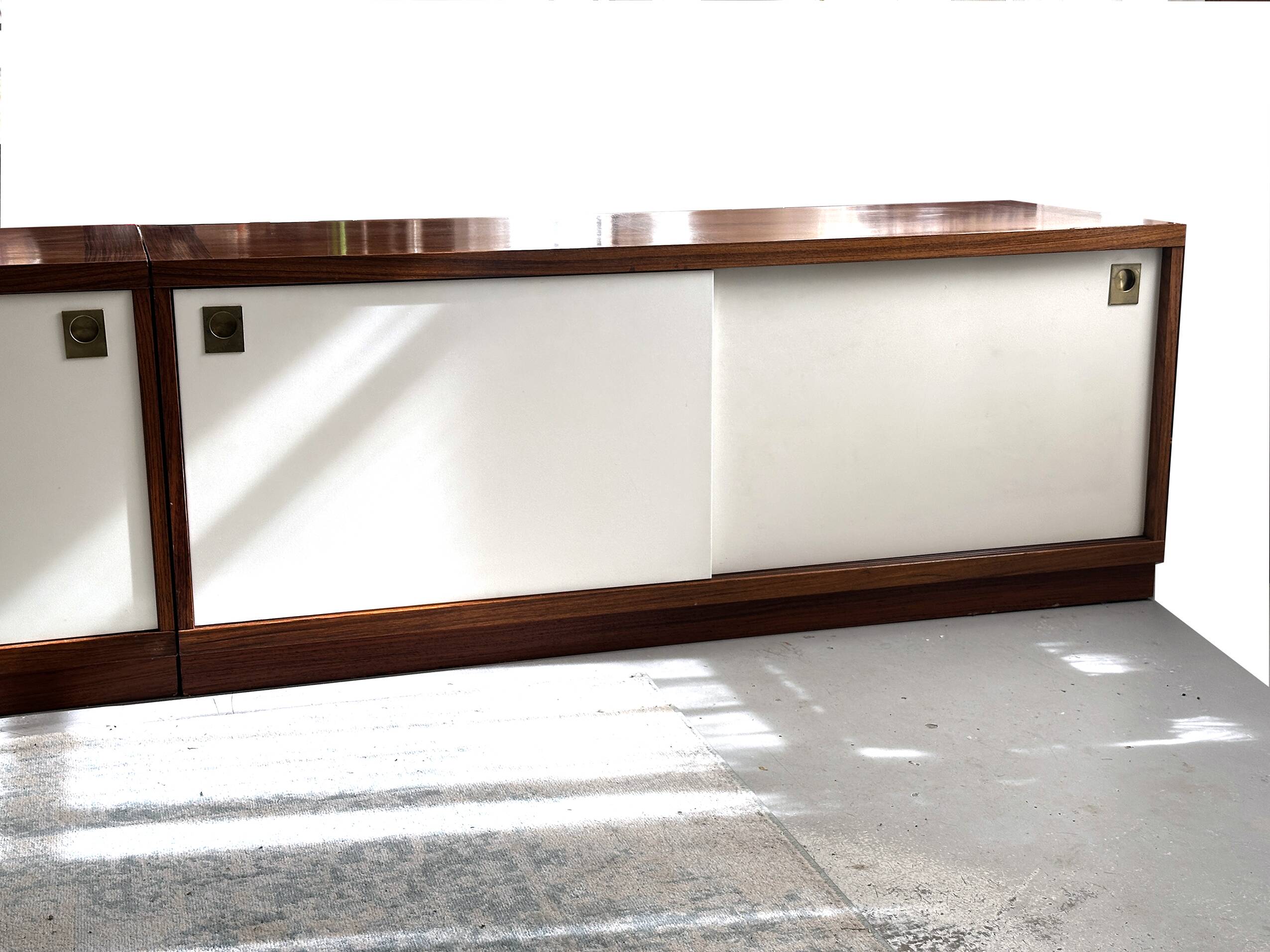 Deux buffets scandinaves (danois) en teck fin avec portes coulissantes