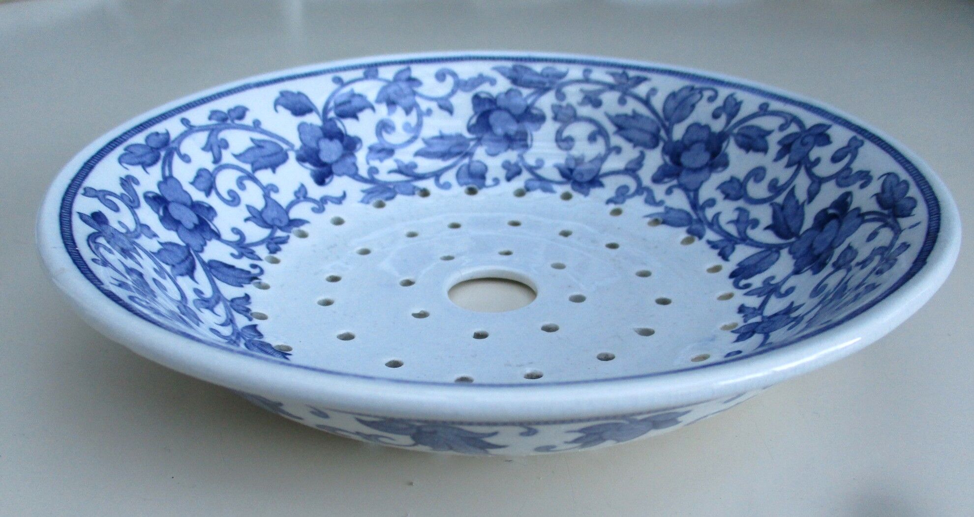 Old ceramic drainer blue décor