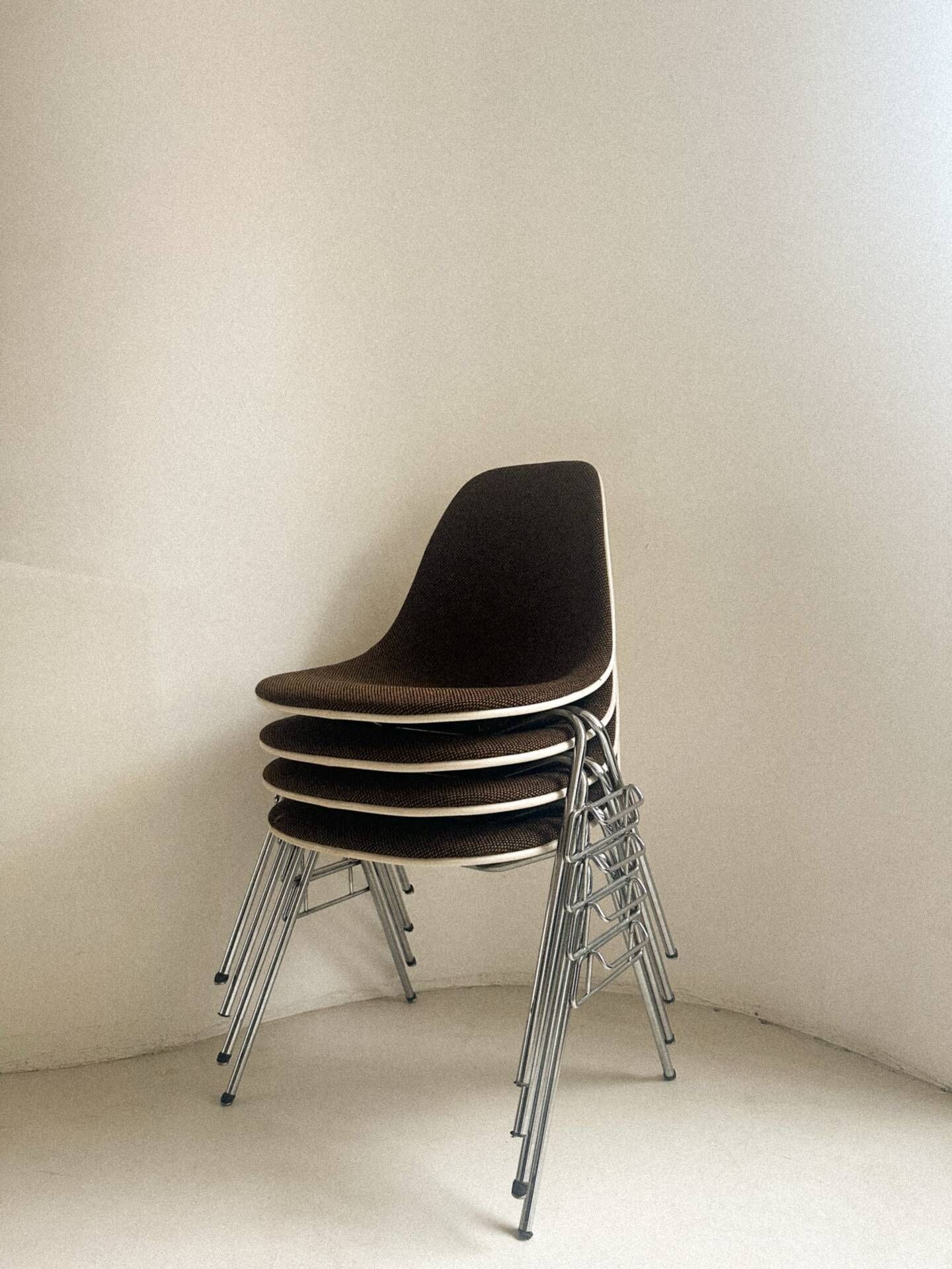 Set of 4 DSS chairs by Herman Miller