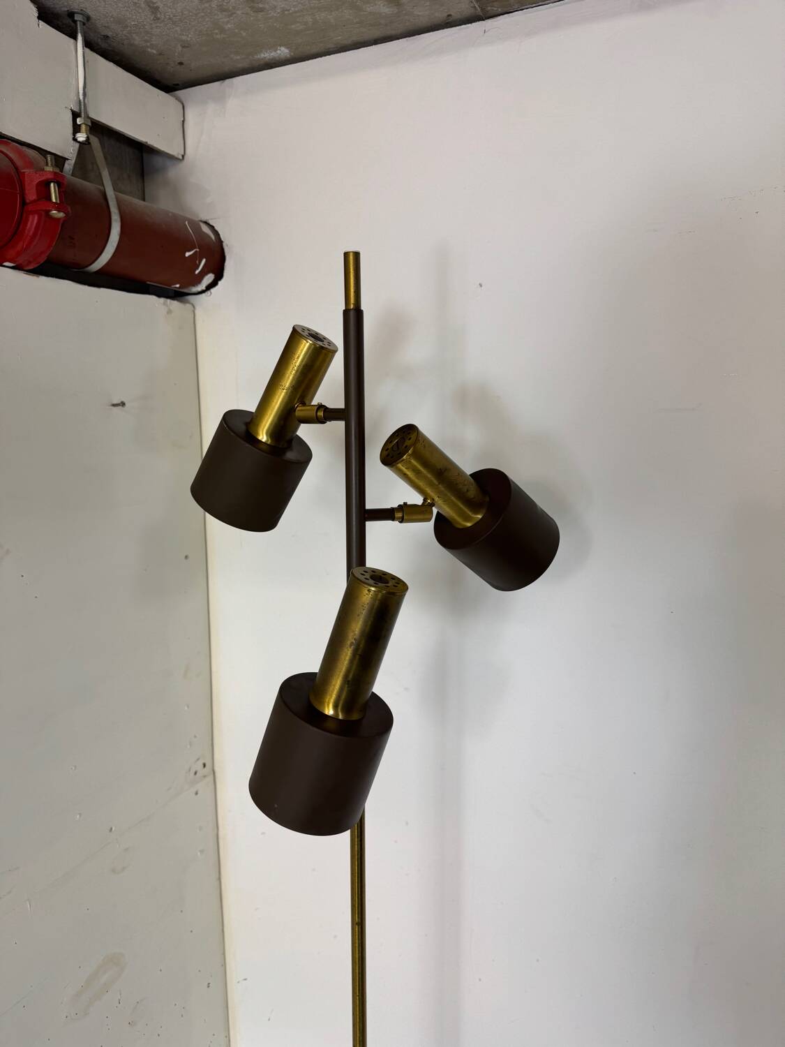 Lampadaire vintage moderniste marron et laiton à 3 spots, années 1960