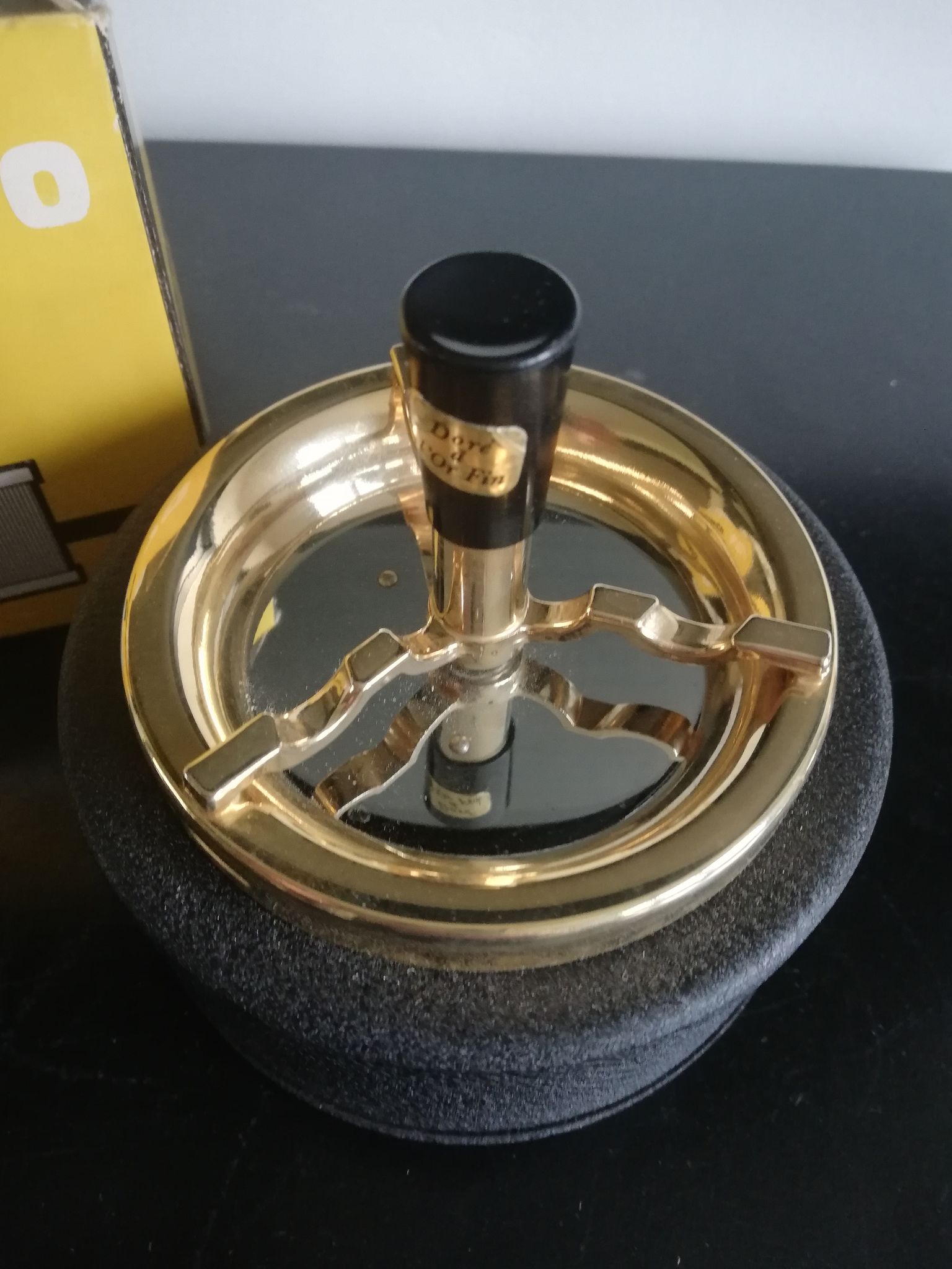 Cendrier noir et métal doré à l'or à roulette Soveno