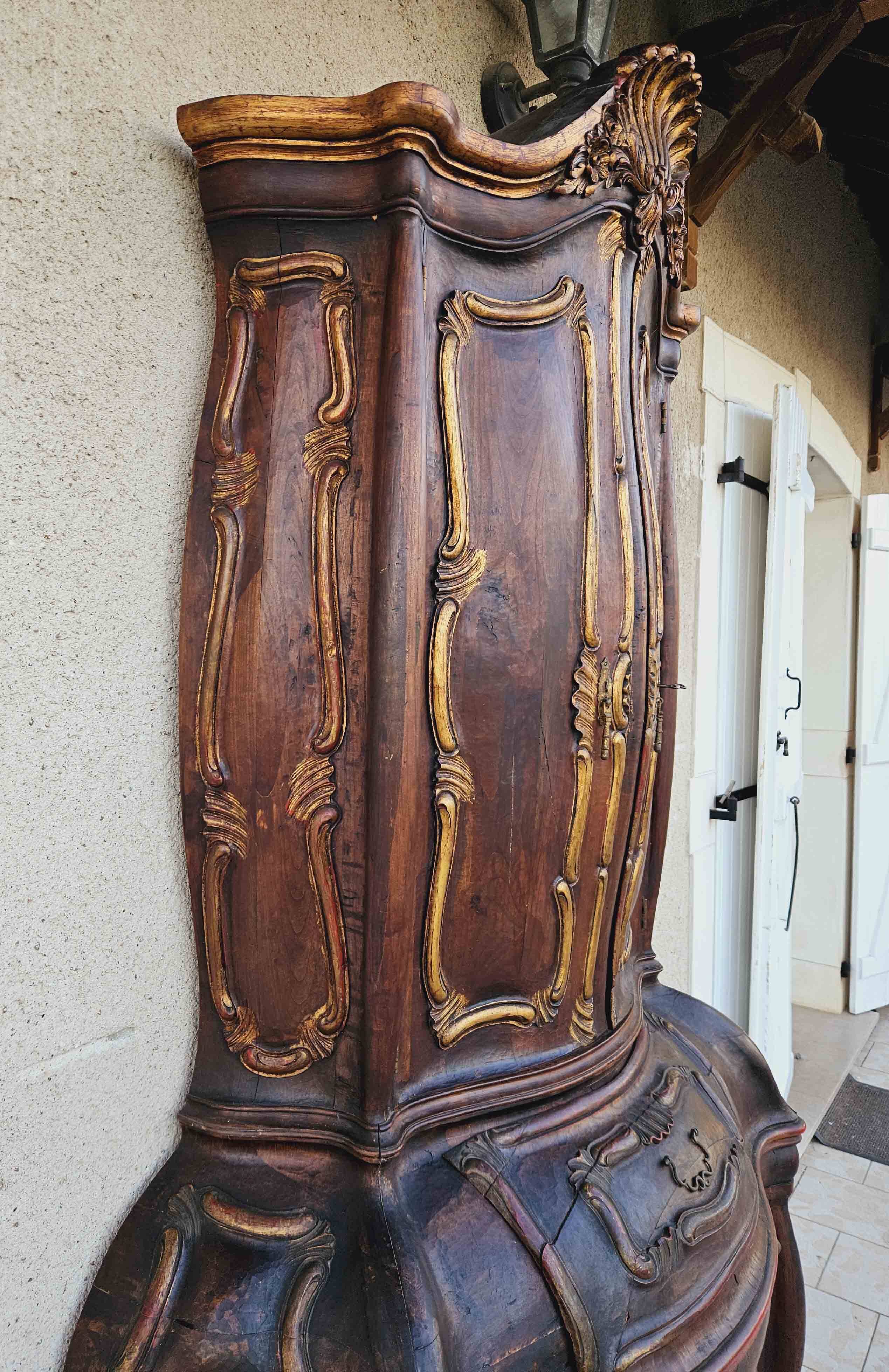 Rounded buffet in venetian baroque style