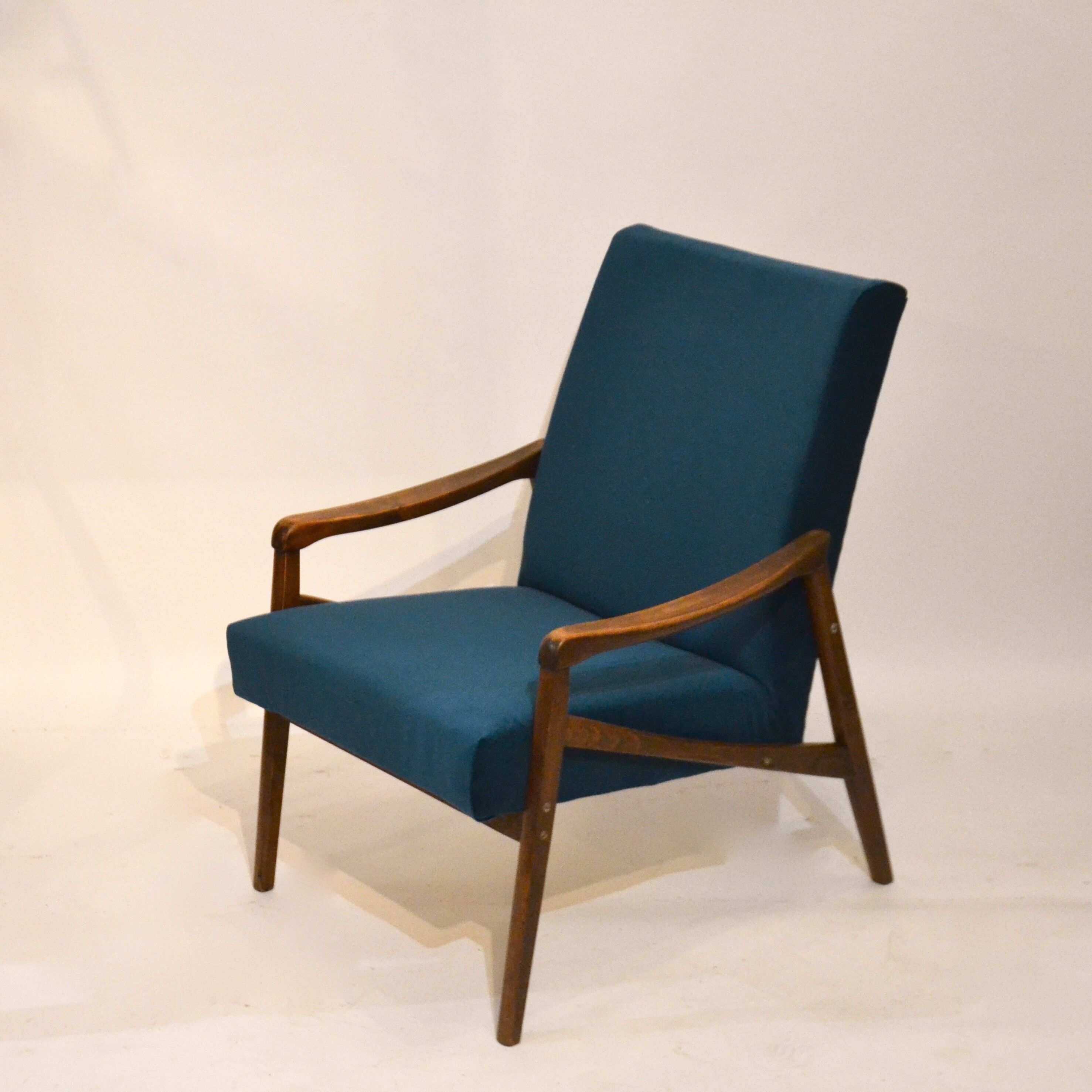 Duck blue velvet chair