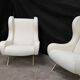 Paire de fauteuils bouclette blancs