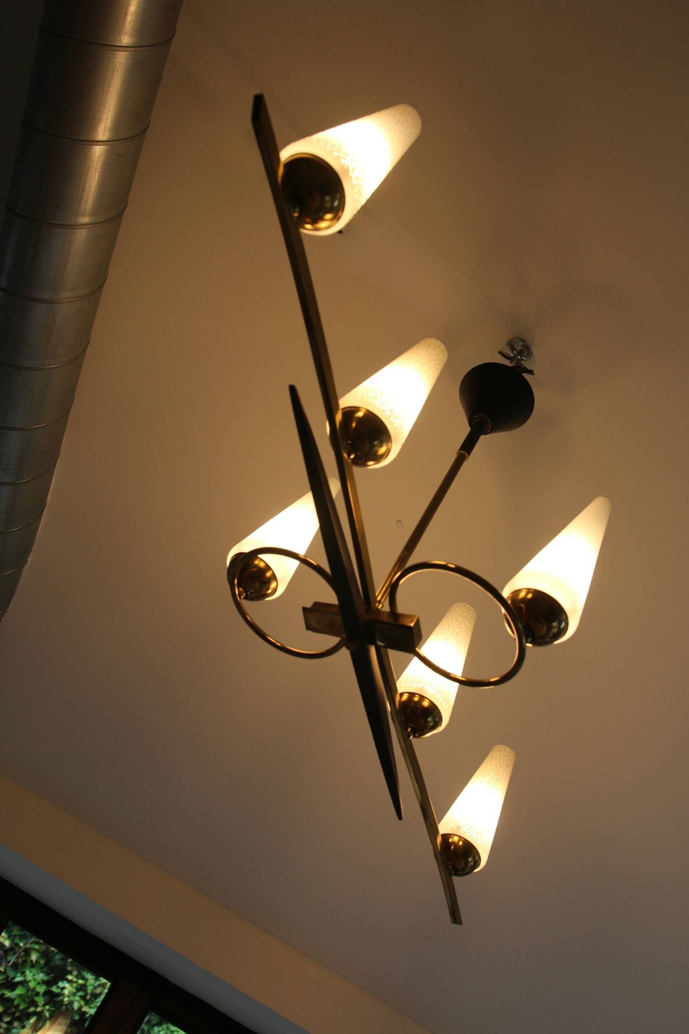 Lustre 6 feux Mid-Century - Opaline et laiton - Style Lunel - Arlus