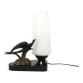 Lampe Art Deco avec sculpture hirondelle, socle marbre globe blanc opaque