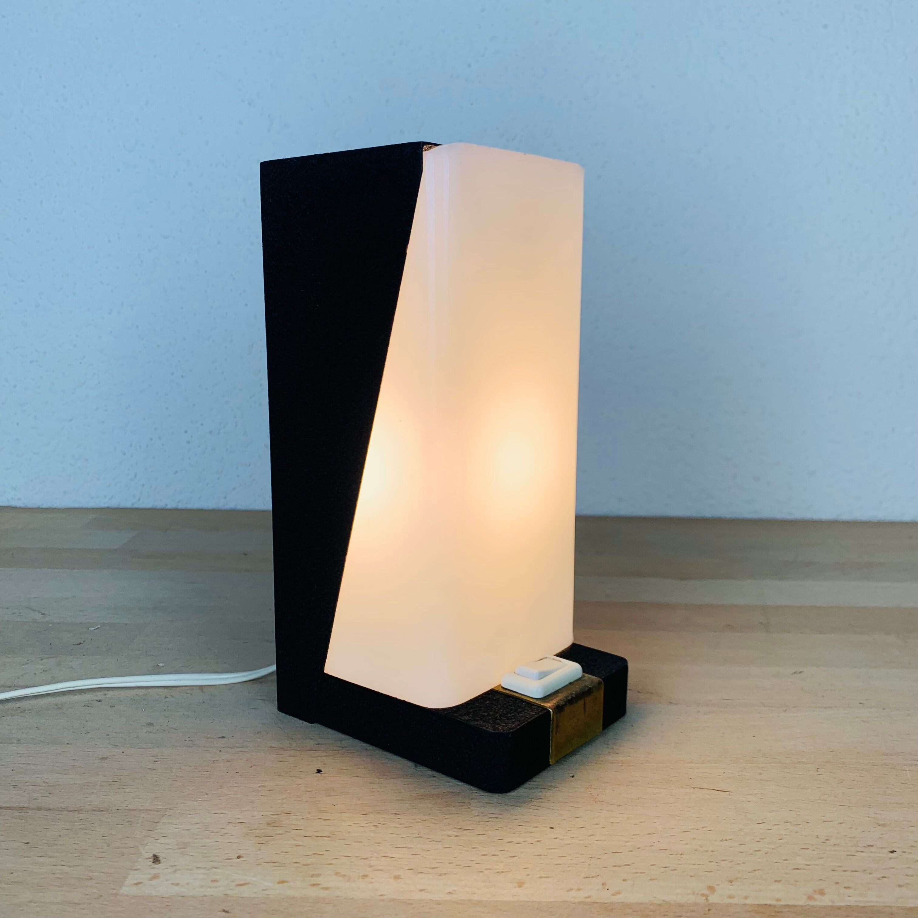 Lampe années 50 noire et dorée