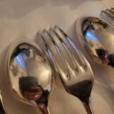 12 couverts de table en métal argenté modèle Baguette