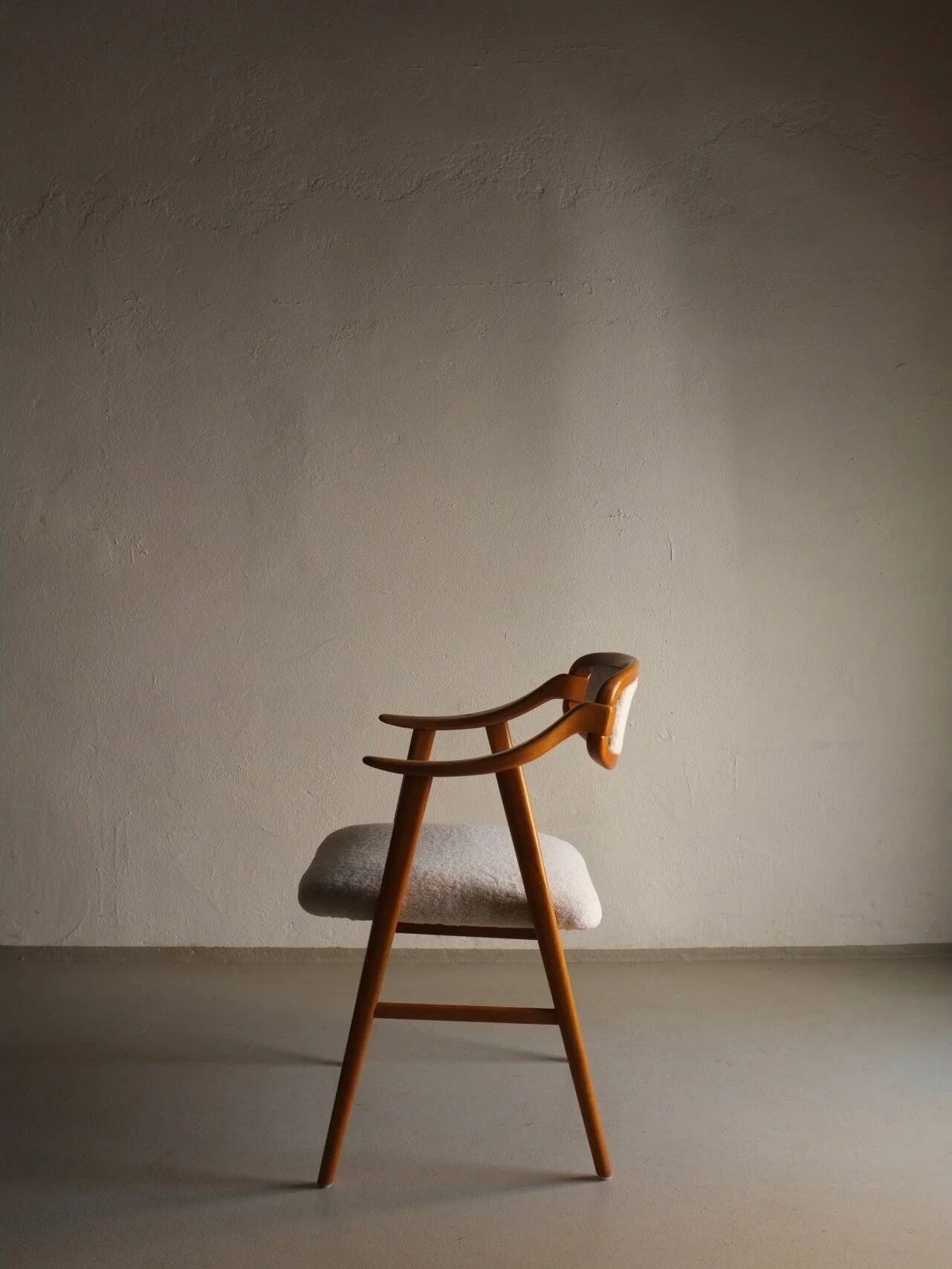 Fauteuil scandinave en fausse fourrure de mouton retournée | Années 1960