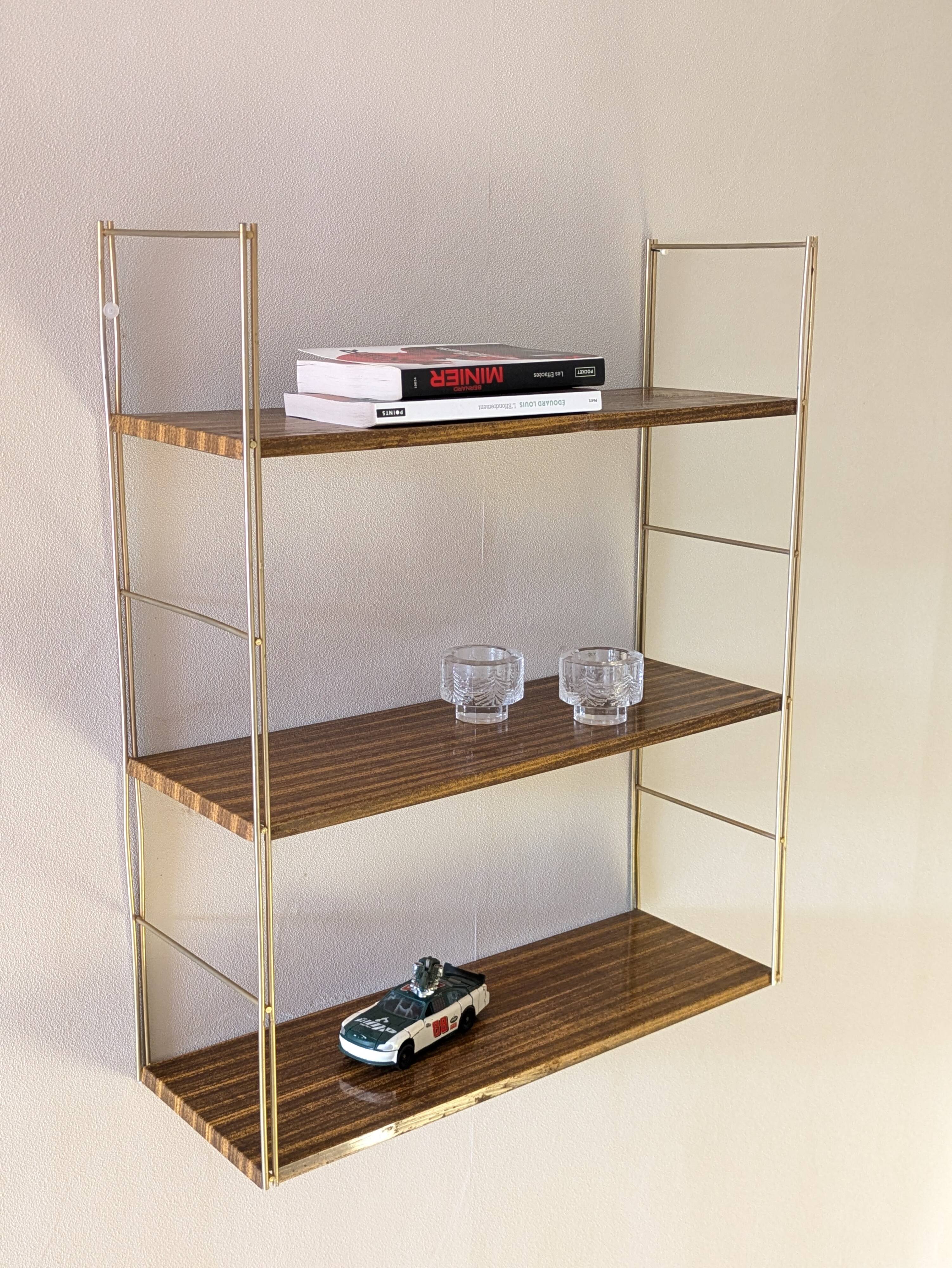 Golden wire shelf in metal with a wood effect.