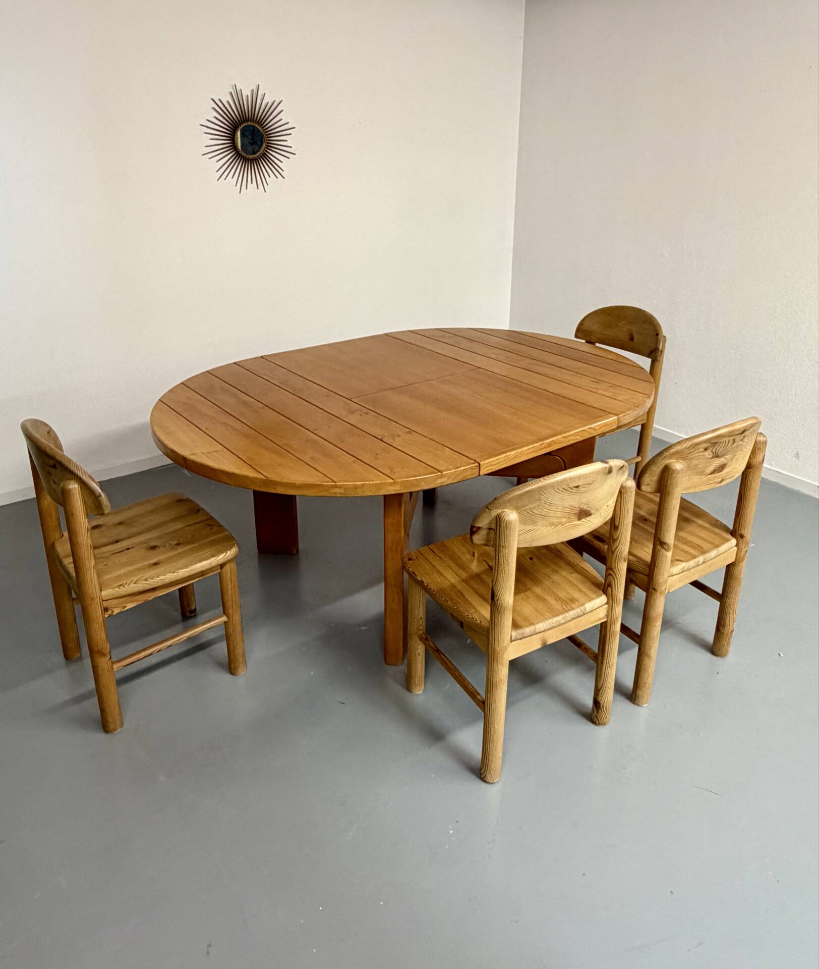 Extendable round table Maison Regain in solid elm, 1970s design.
