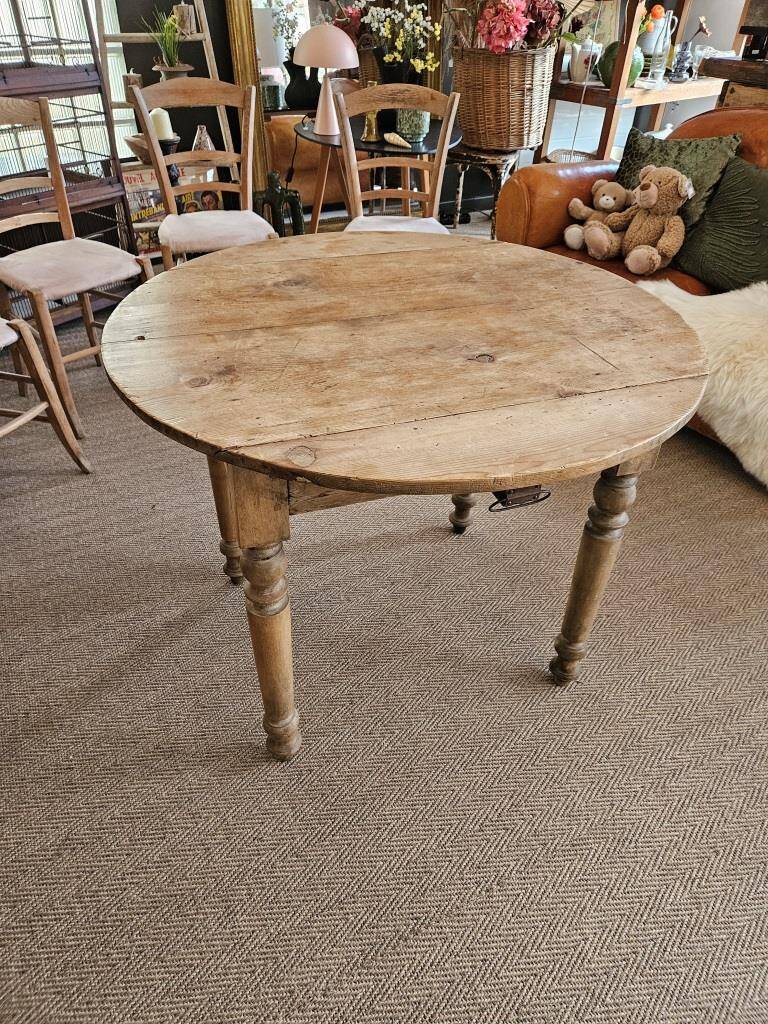 Country table and chairs