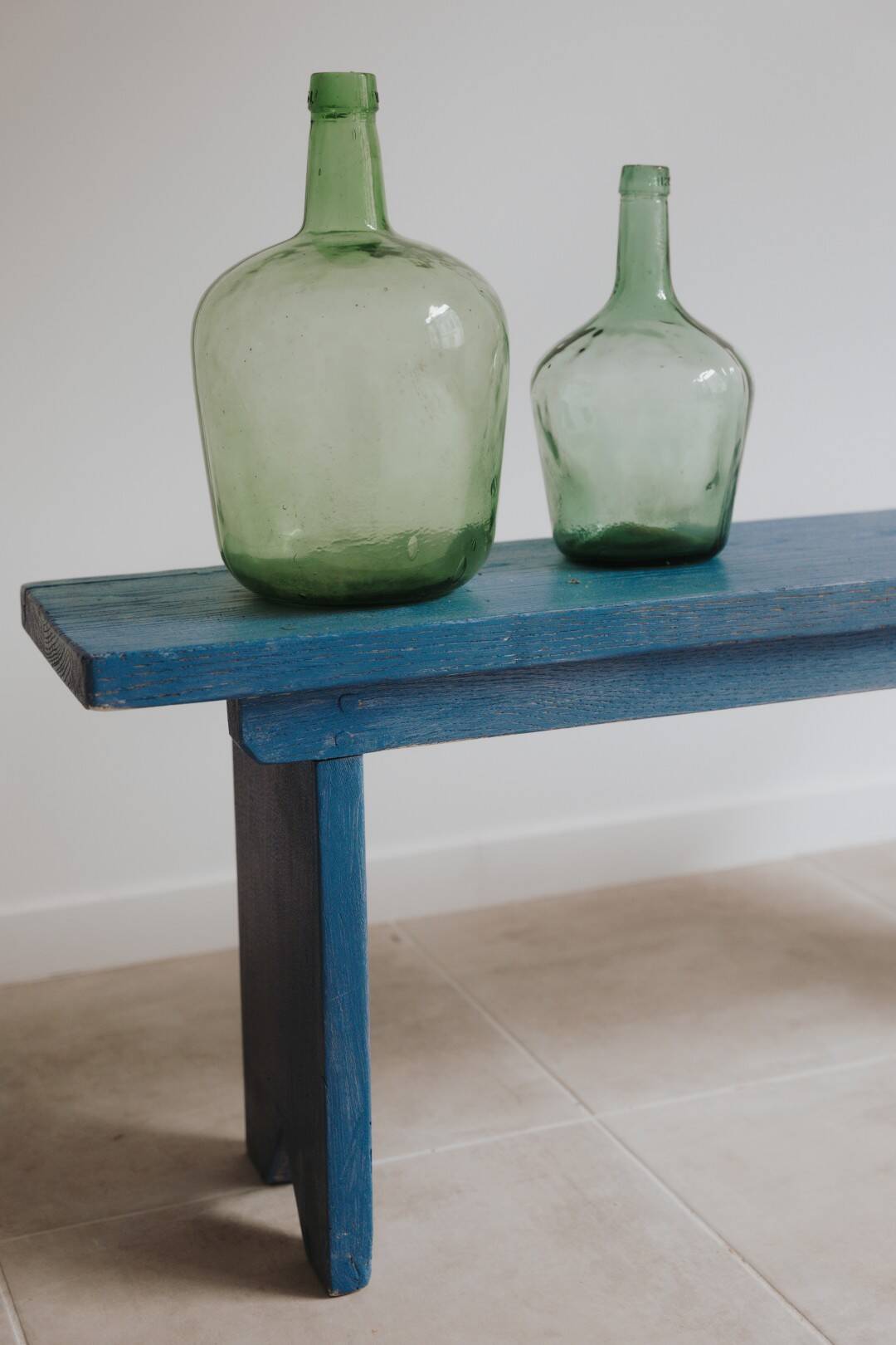 Bench in gray oak with blue hues