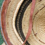 Lot de 3 chapeaux de paille et cuir, peuple Peul, Mali