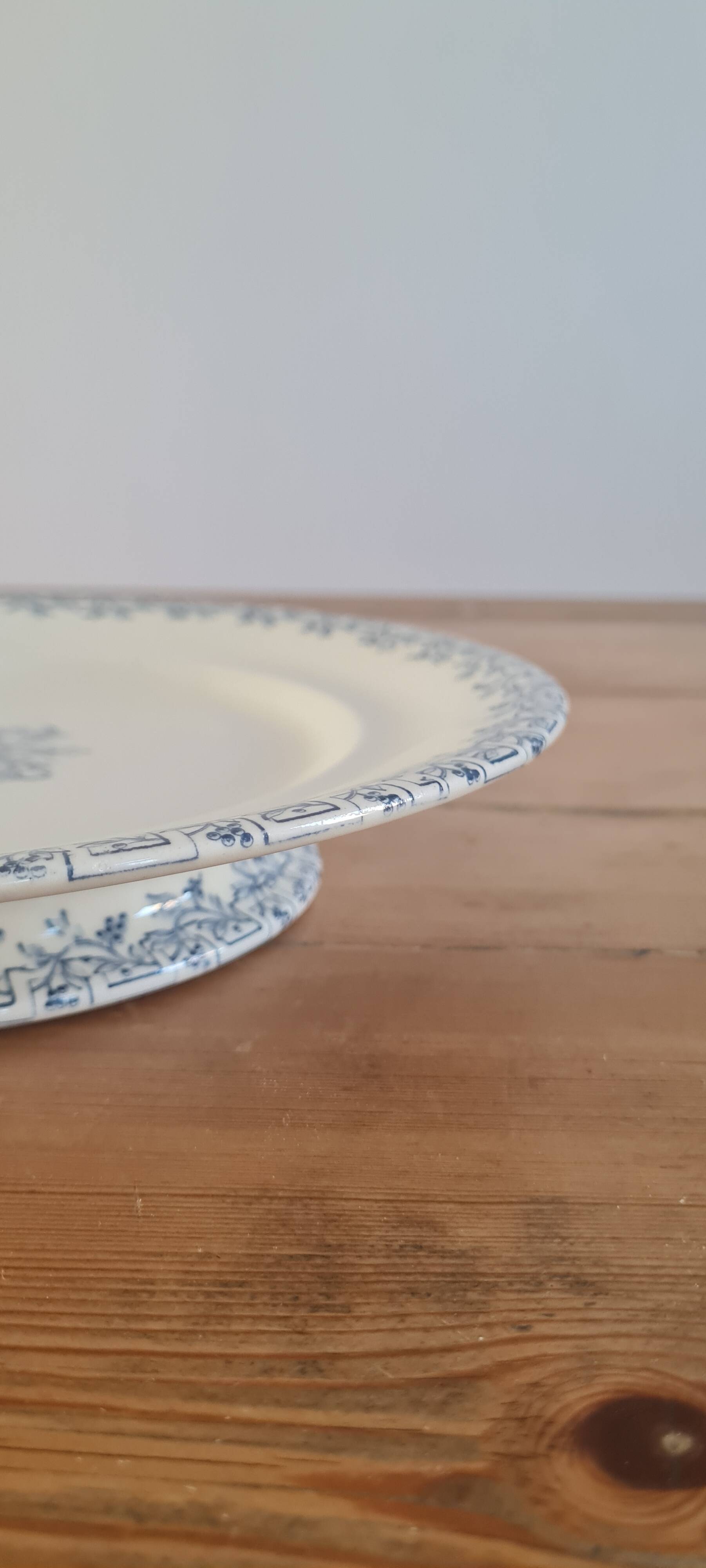 Flat serving compotier in iron earth