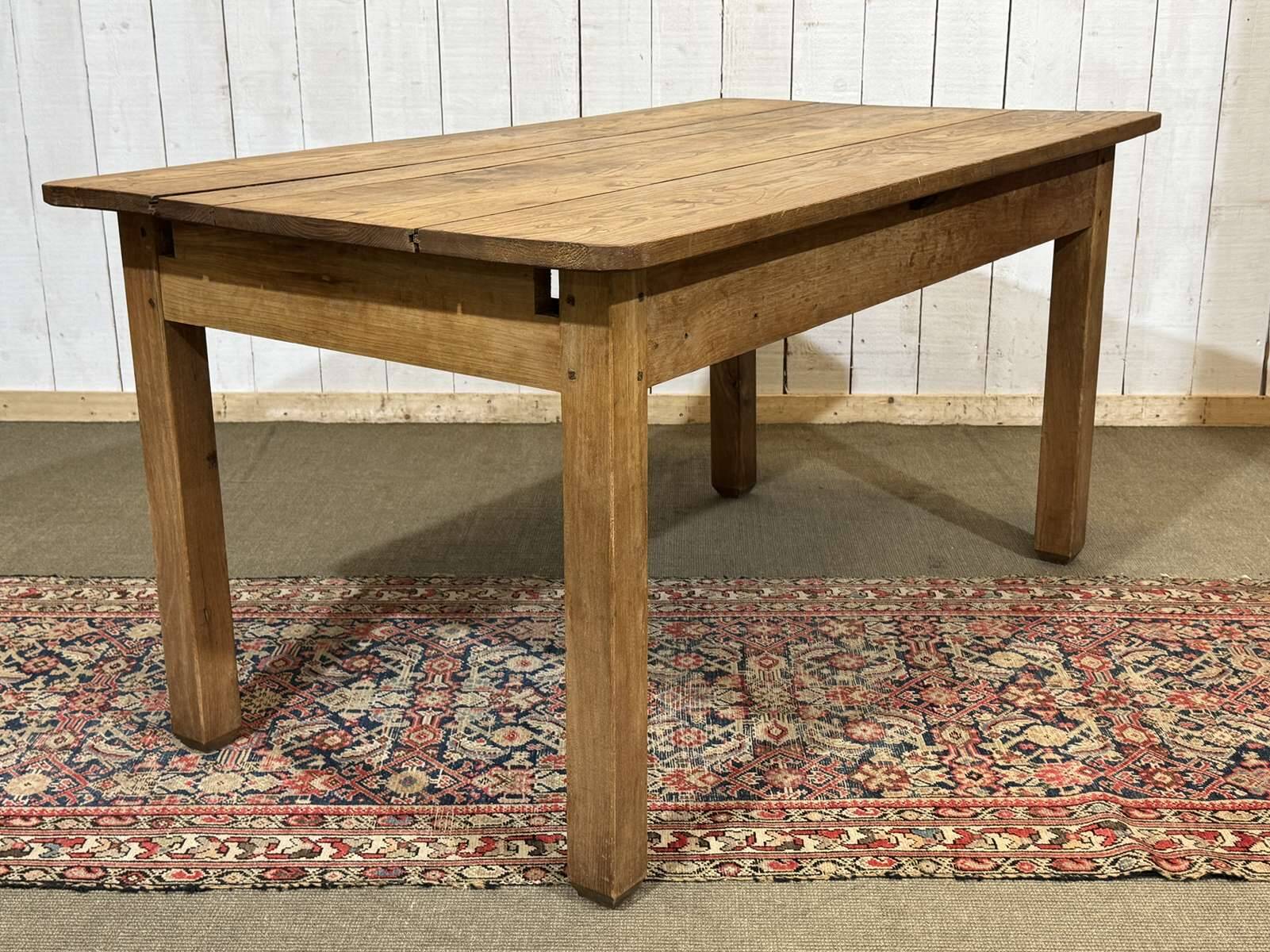 Extendable oak table from the 1930s with Gothic decoration.