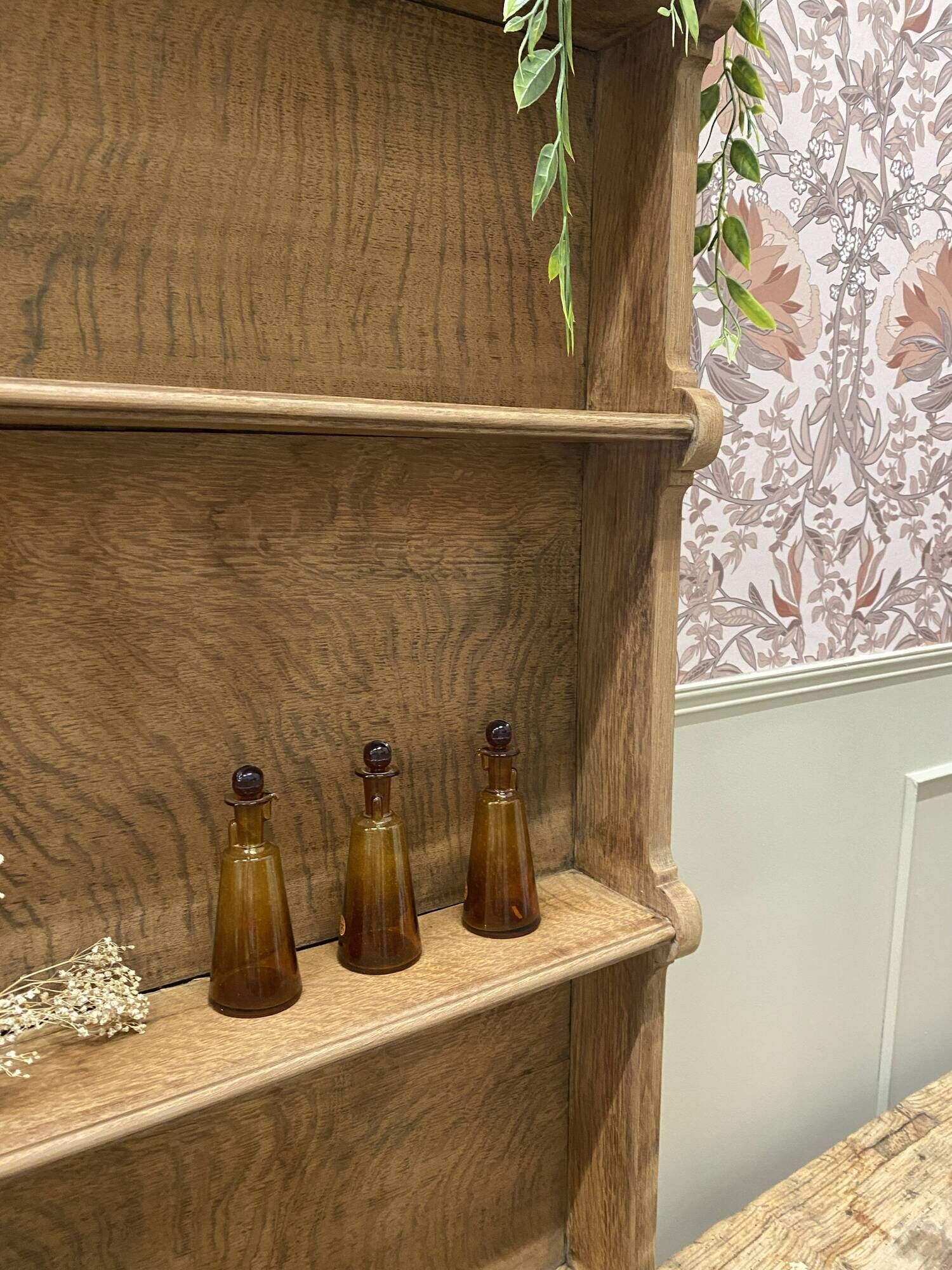 Wall shelf in oak