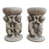 Paire de bougeoirs de jardin aux chérubins - résine patinée vieille pierre - France - Début 2000