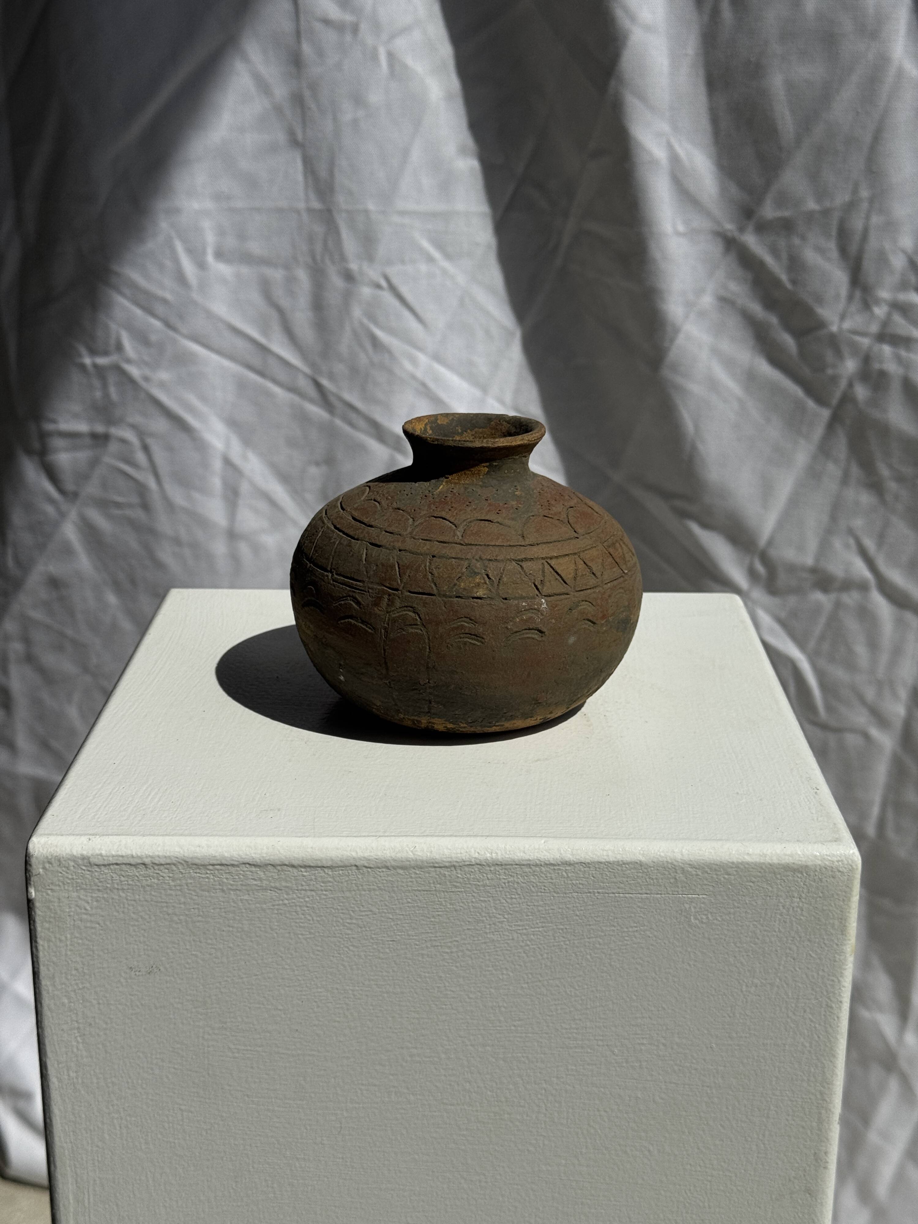 Small round ancient vase in engraved terracotta, Indonesian polychromy H10 D1