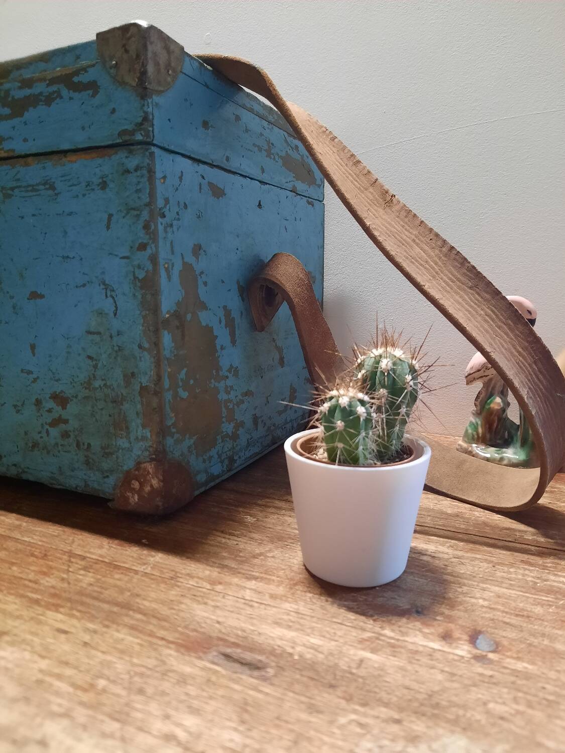 Malle ancienne en bois patinée bleue