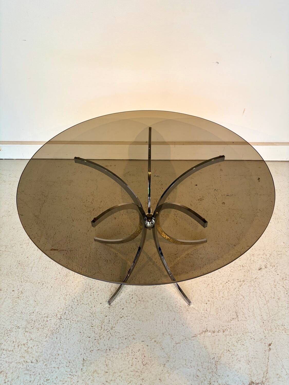 Table ronde vintage années 70 – verre fumé & piètement chrome –