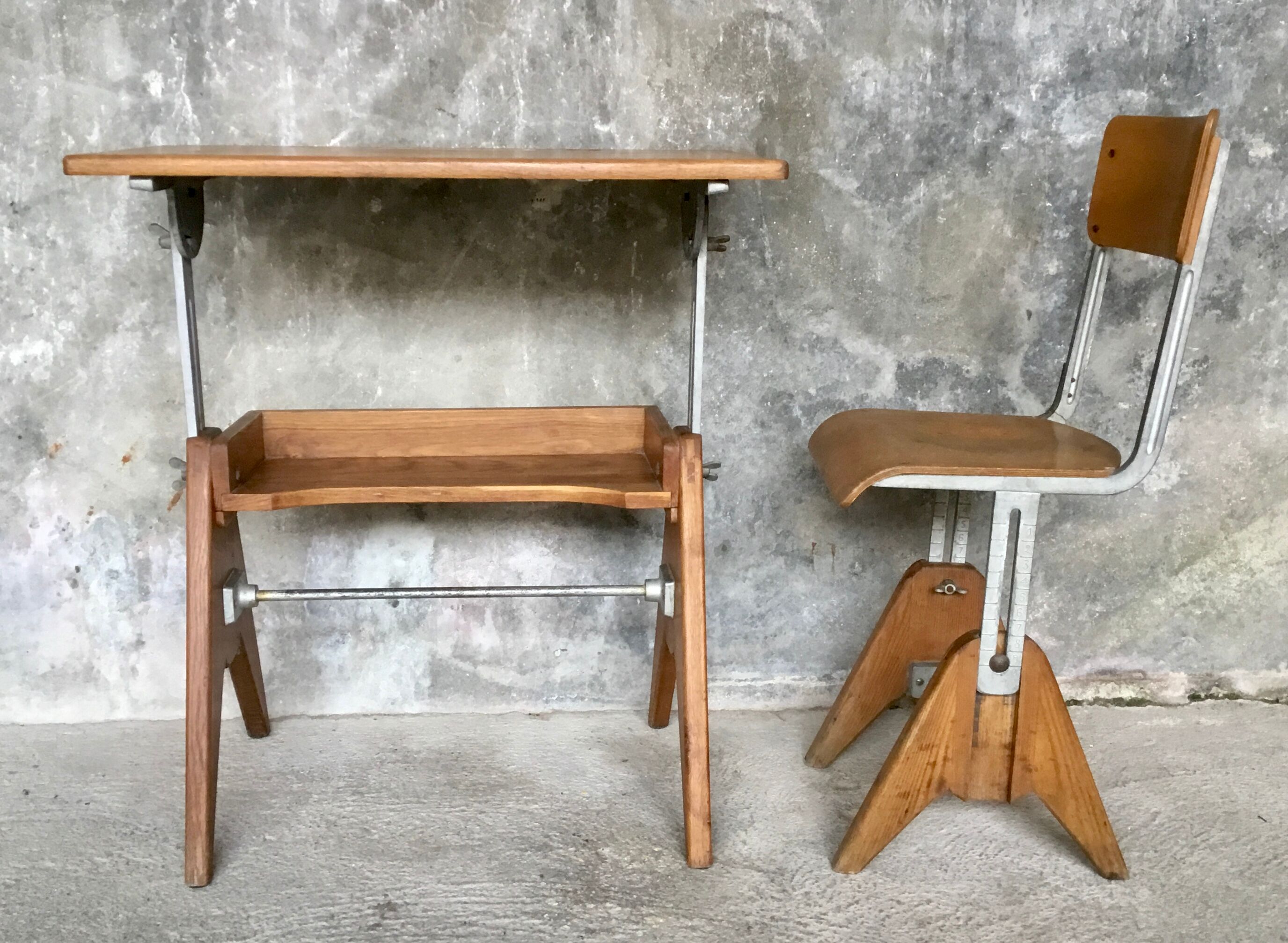 Adjustable Modernists desk and children's chair - Ets. Levant & Godefroy - design 1950