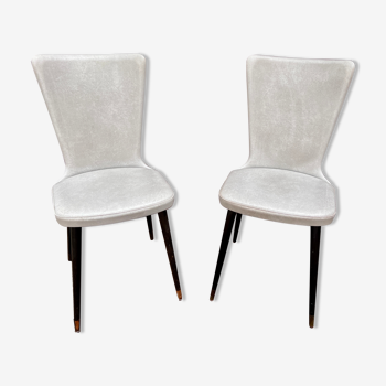 Paire de chaises Baumann modèle Essor en simili cuir blanc, piétement compas en hêtre