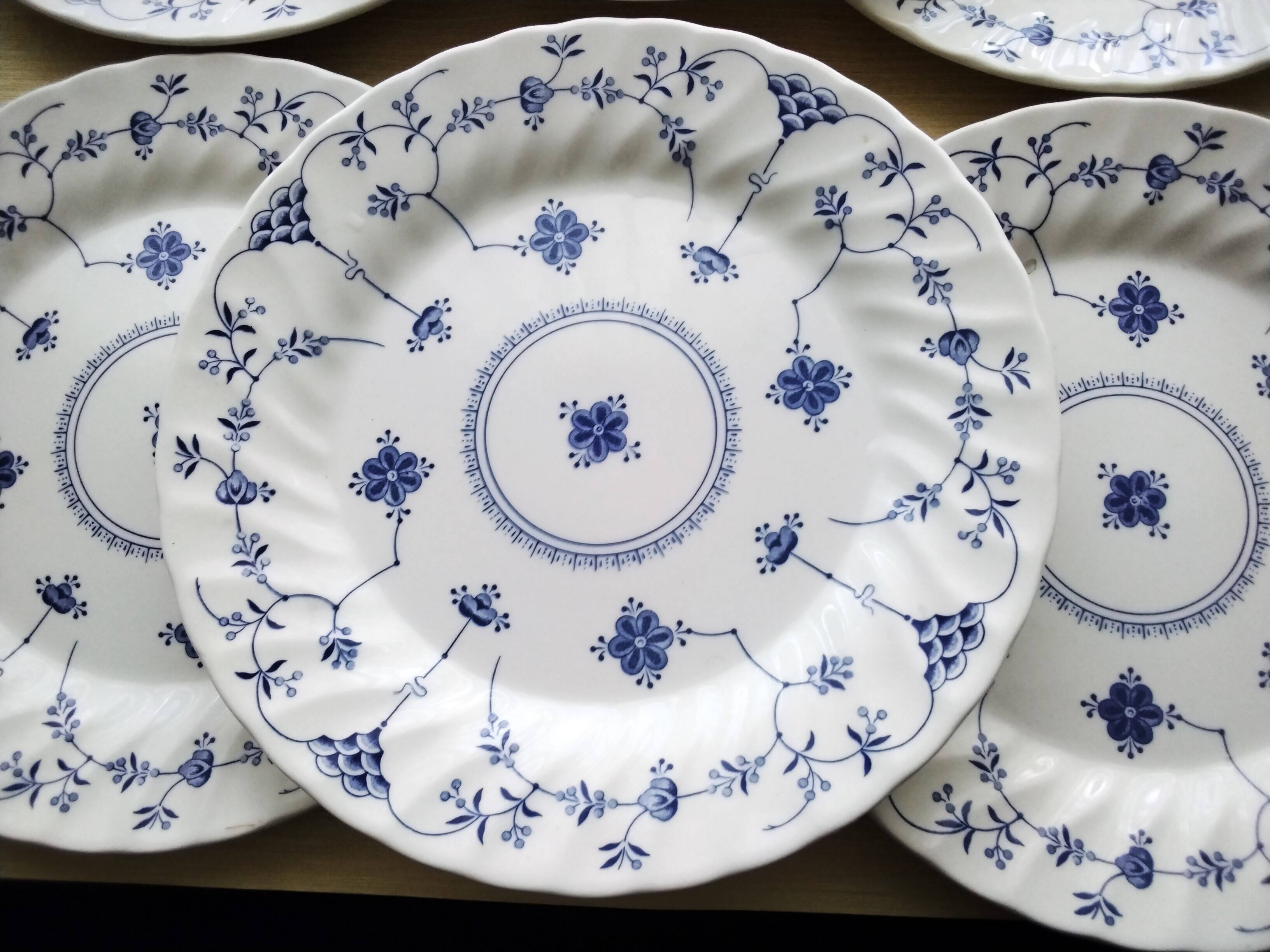 6 Queens English porcelain dinner plates