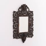 Miroir mural antique en bronze coulé représentant une tête de femme