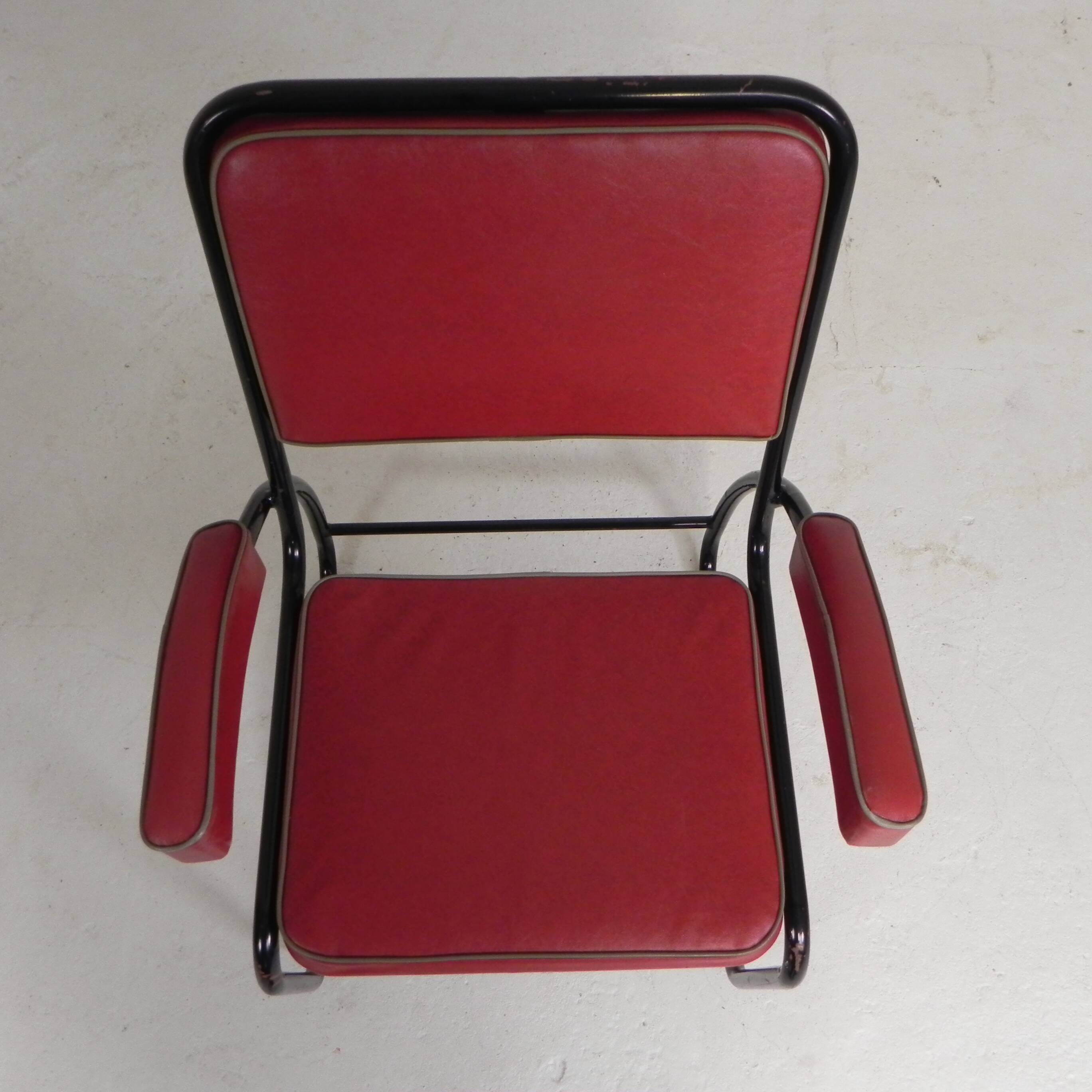 Set of 4 armchairs and a coffee table with tubular structure in Bauhaus style, 1950s.