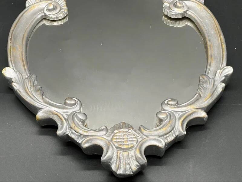 Wall mirror – sculpted silver frame, with a golden reflection and a touch of green –