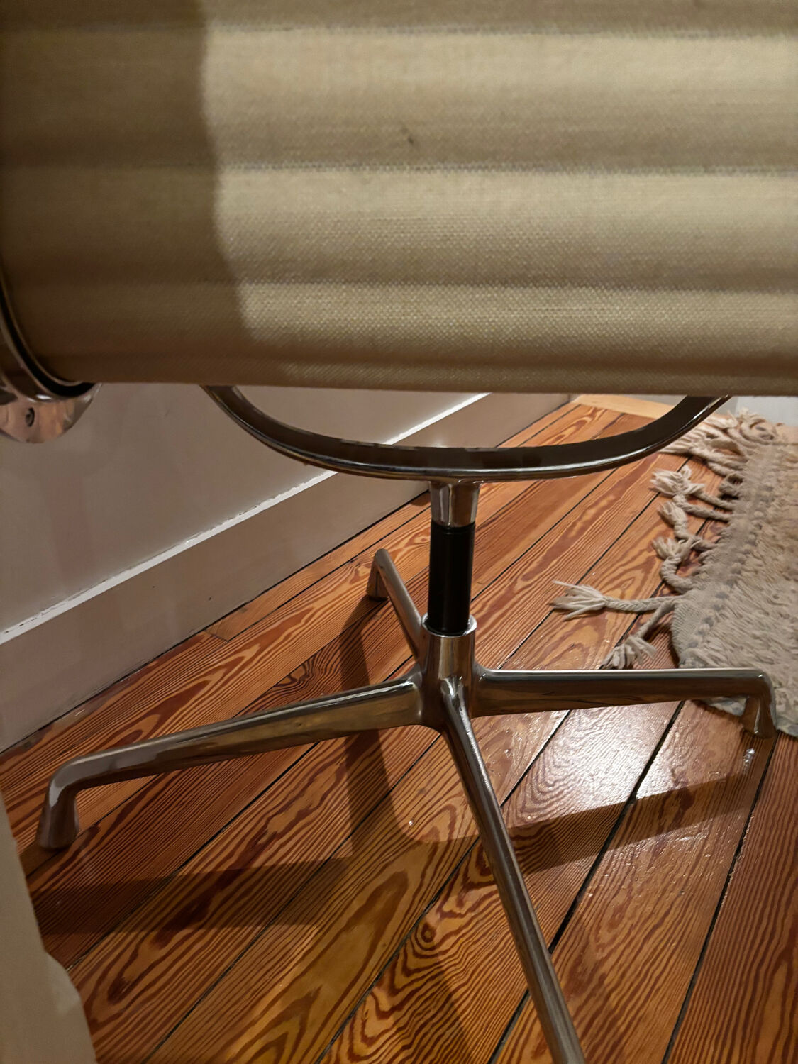 Swivelling chair by Charles and Ray Eames