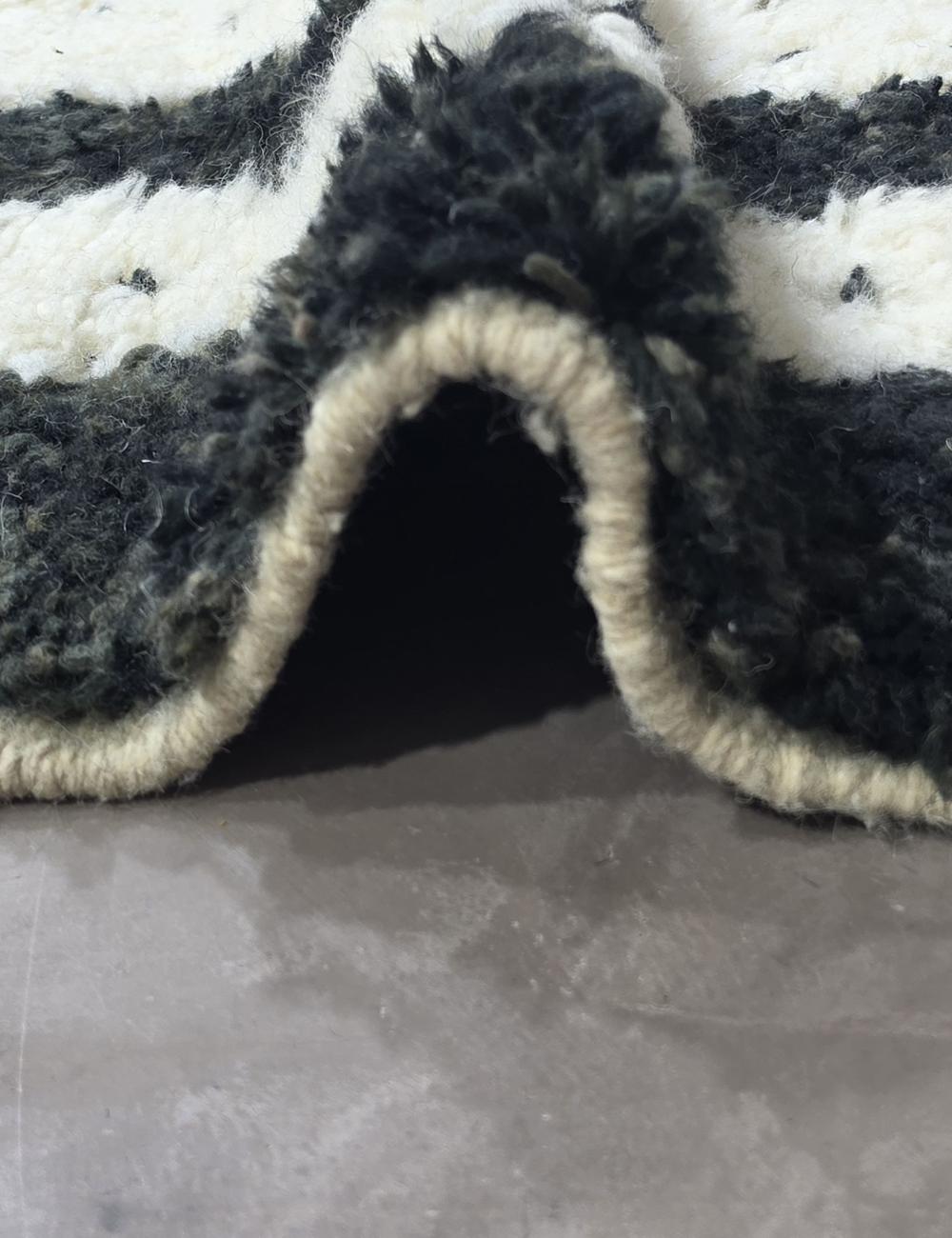 Contemporary Moroccan Rug - 284 x 222 cm