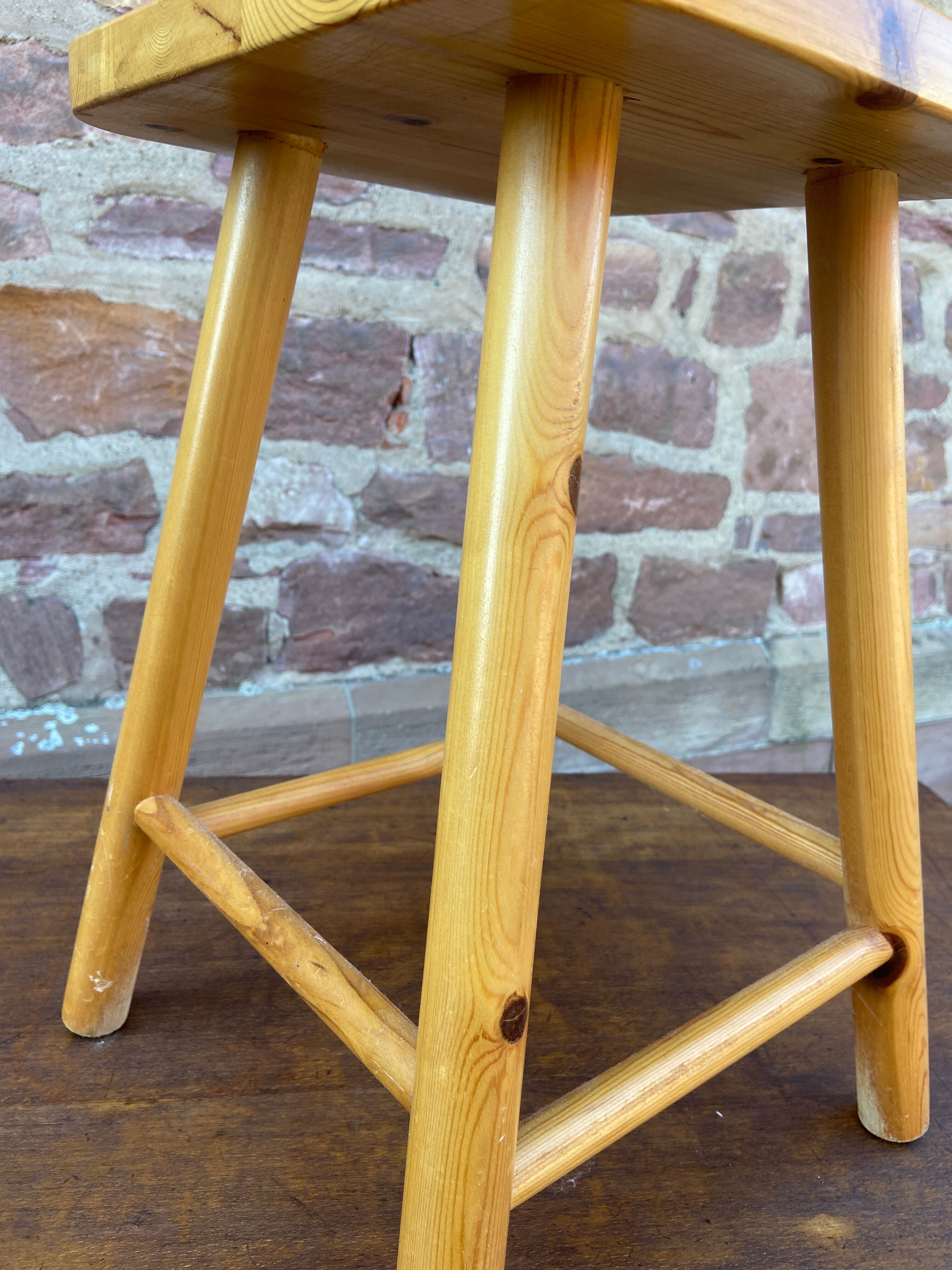 Tabouret vintage en pin type montagne Deco chalet