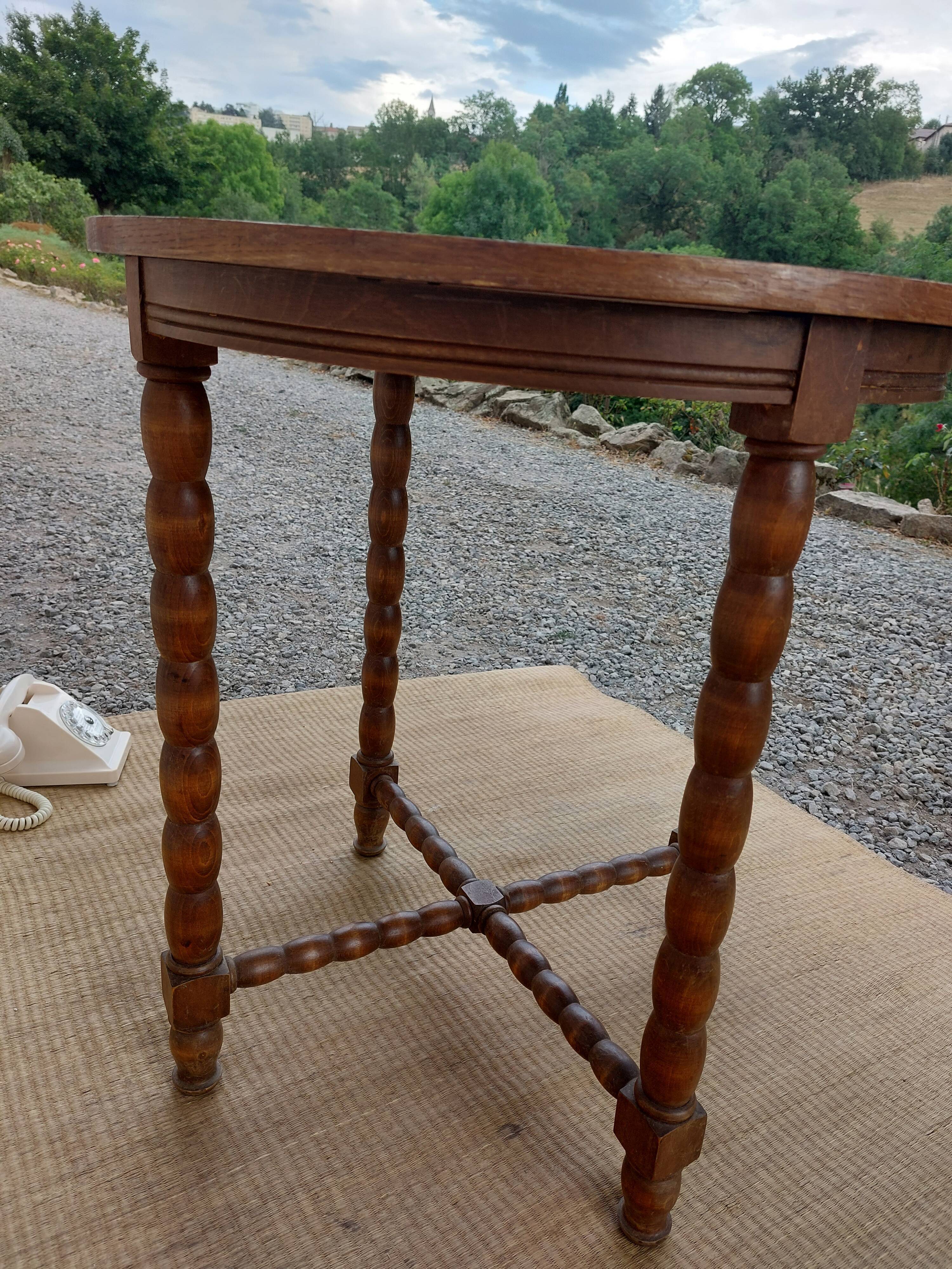 Round table, turned wooden legs