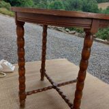 Round table, turned wooden legs