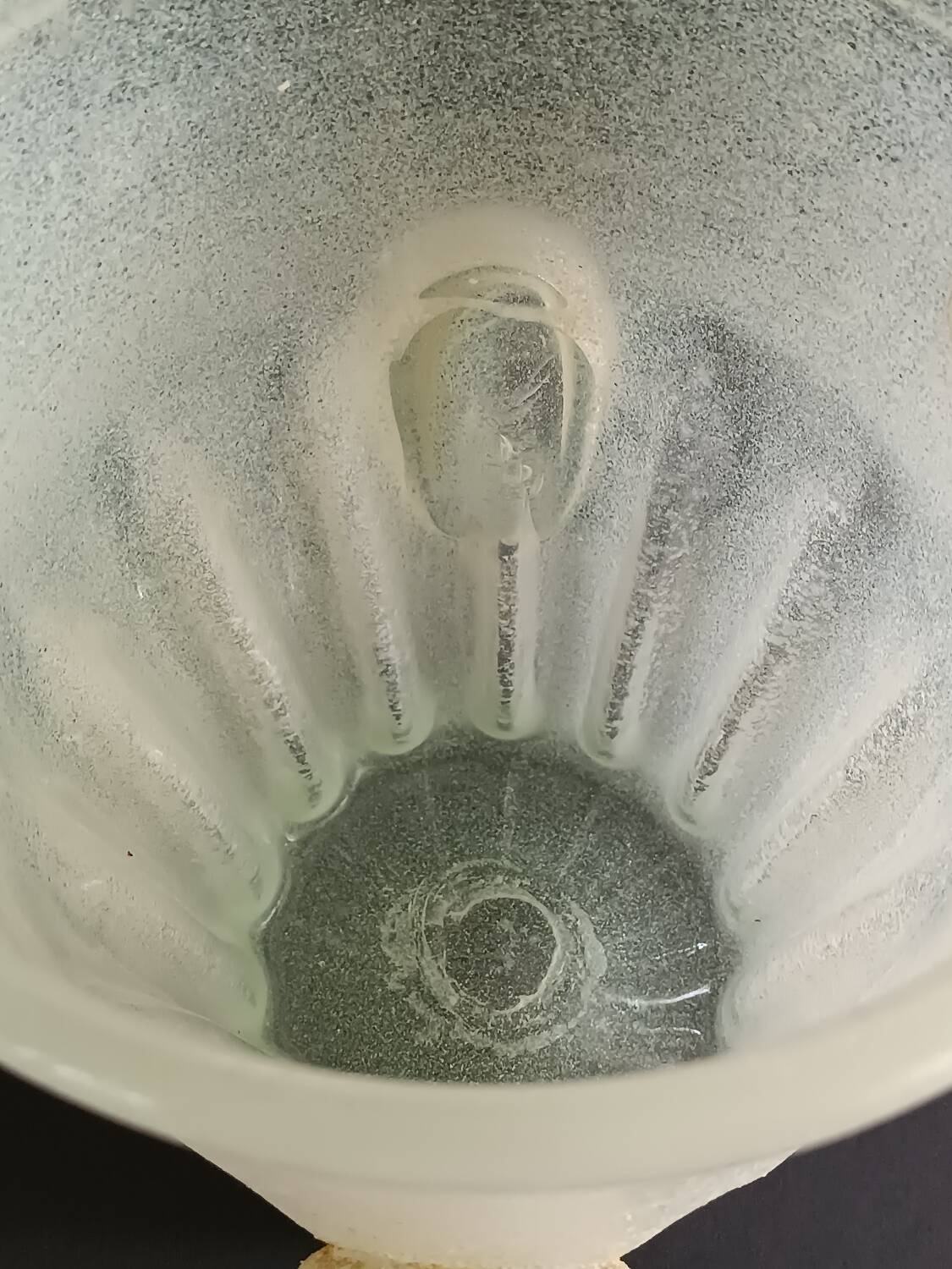 Beige fluted ear-shaped glass paste bucket