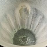 Beige fluted ear-shaped glass paste bucket