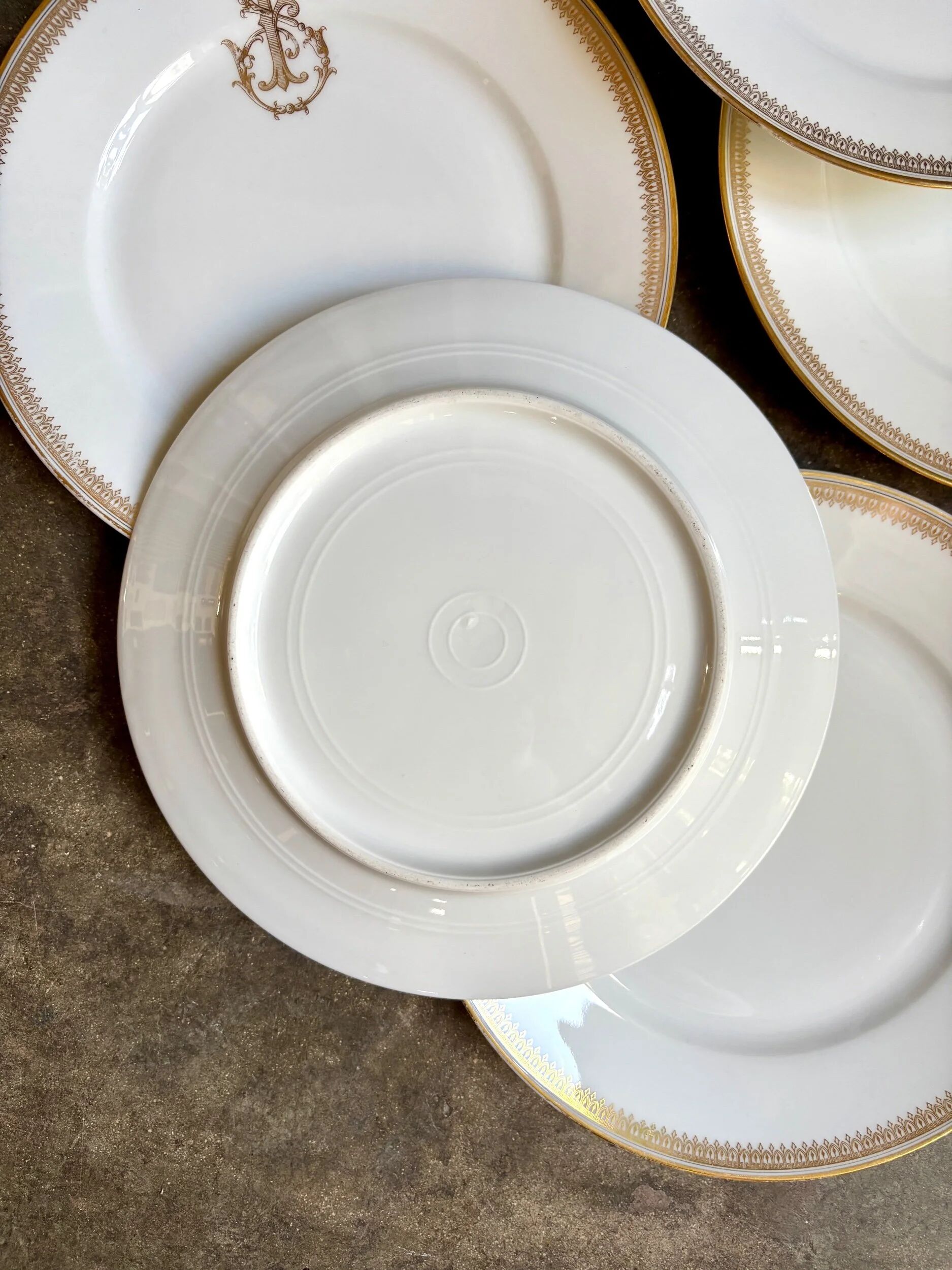 6 flat plates in gold porcelain monogrammed "F"