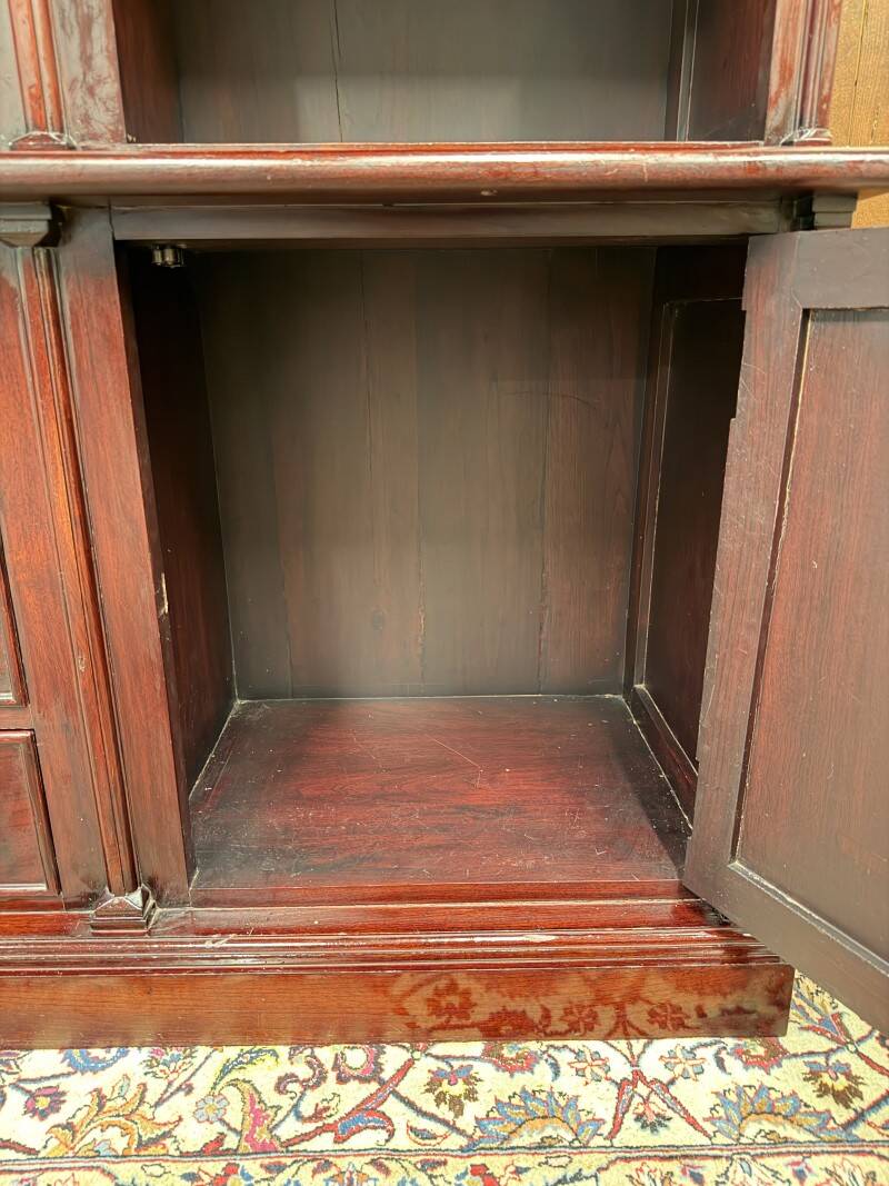 Bibliothèque anglaise avec échelle