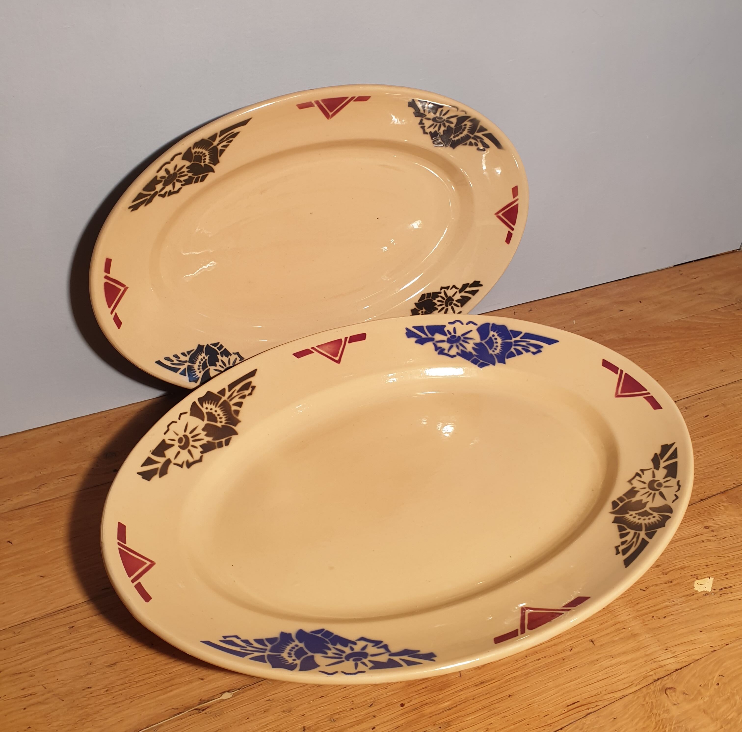 Duo of oval dishes
