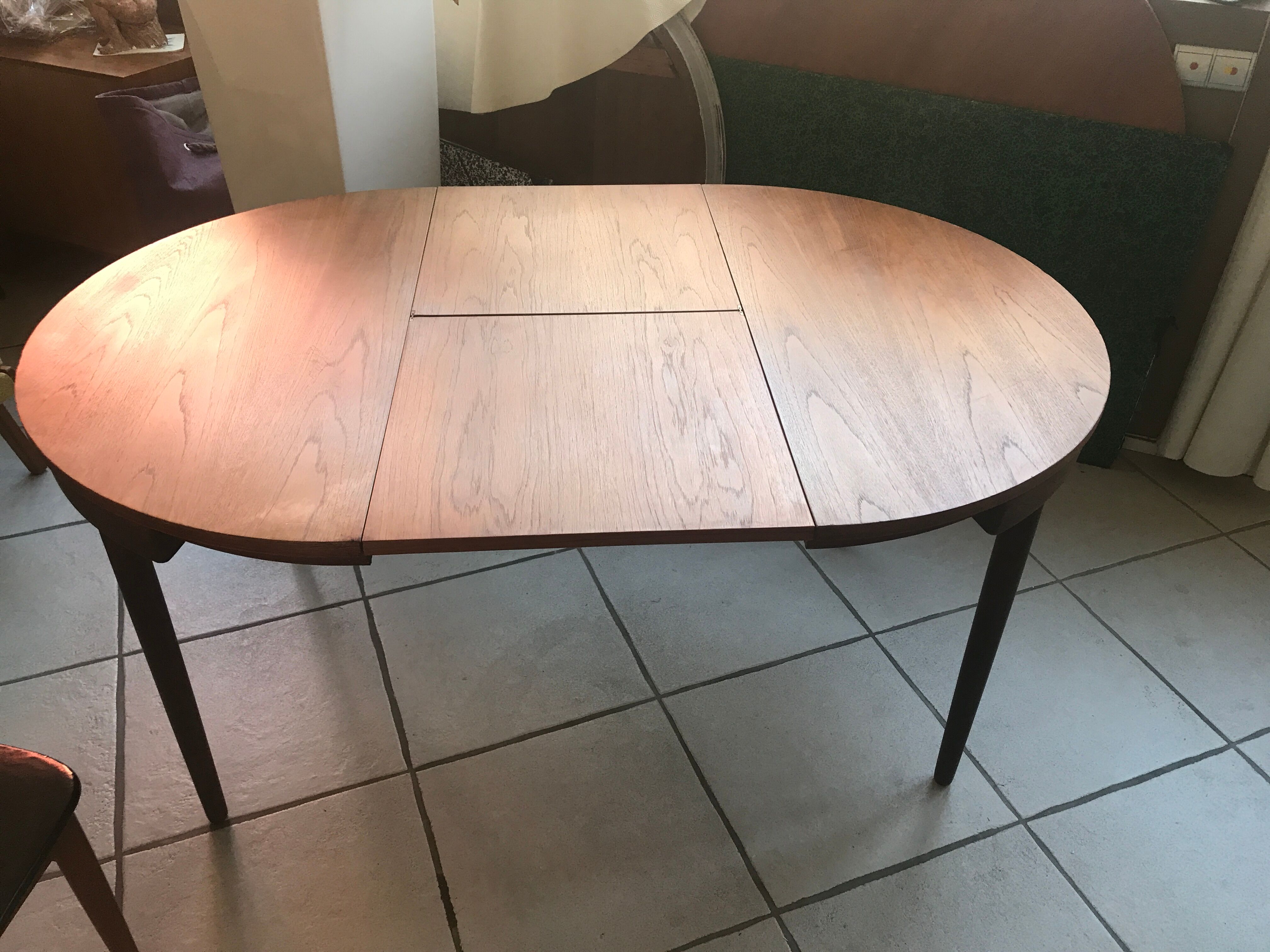 Extension table and 4 chairs by Hans Olsen edited by Frem Rolje