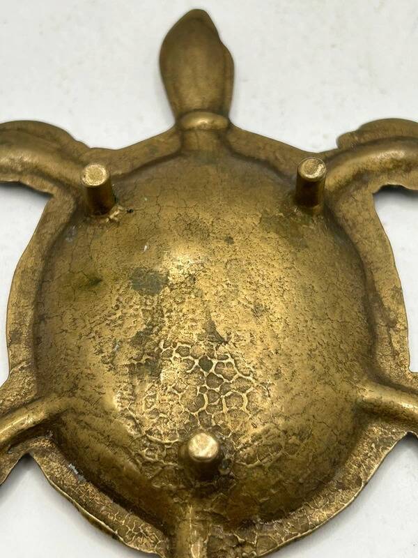 Vintage turtle ashtray in gilded brass, patinated animal-shaped catchall.