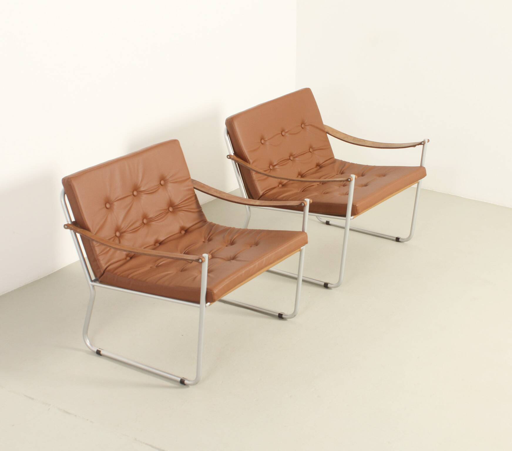 Paire de fauteuils de style safari avec accoudoirs en sangles de cuir, 1960