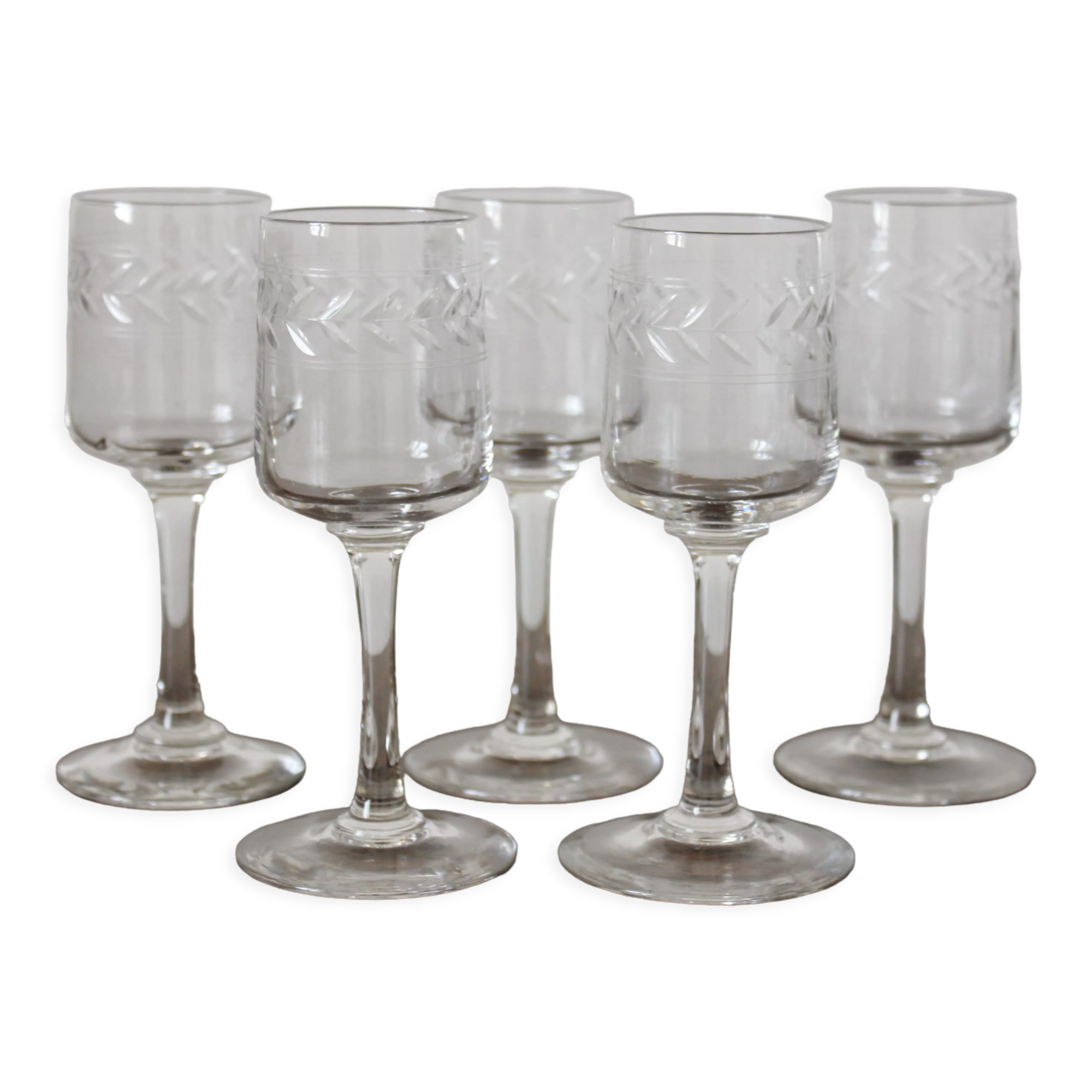 5 stemmed liqueur glasses in engraved crystal with a laurel leaf frieze