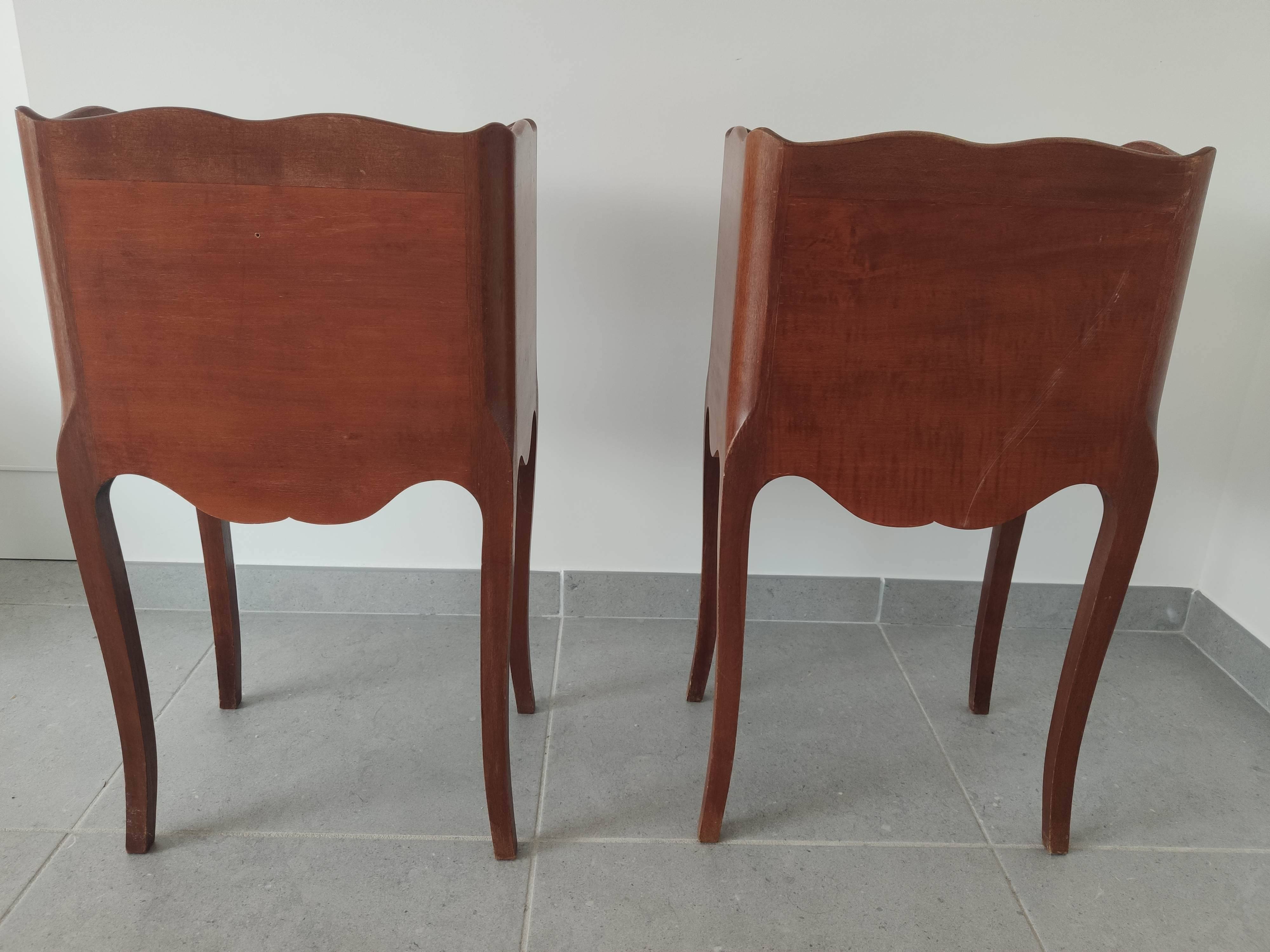 2 bedside tables