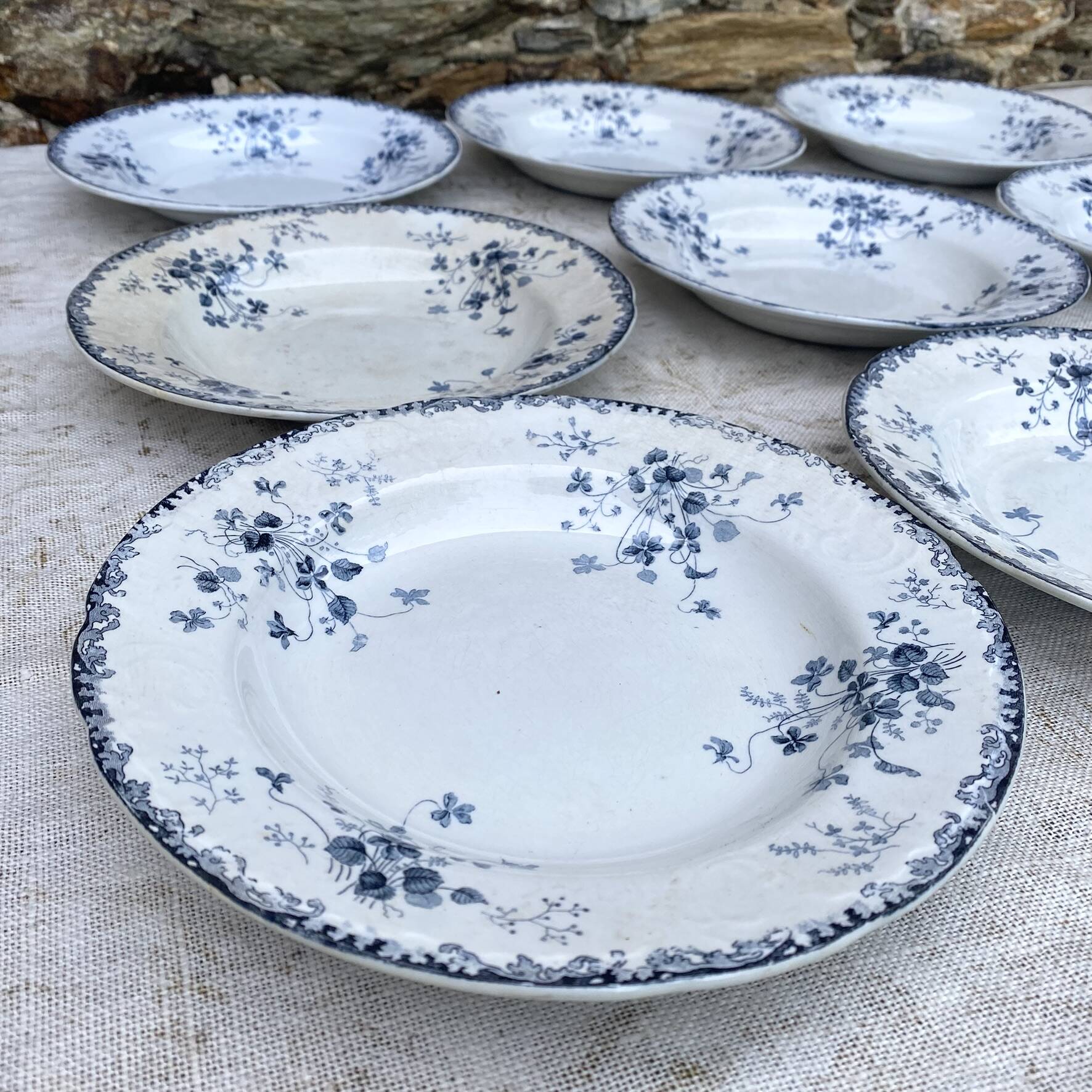 Assiettes creuses en terre de fer Emile Bourgeois Paris