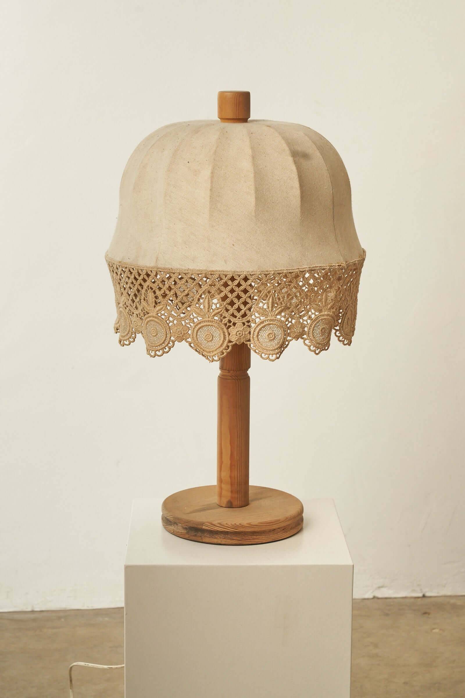 Lampe de table en bois et textile de Suède