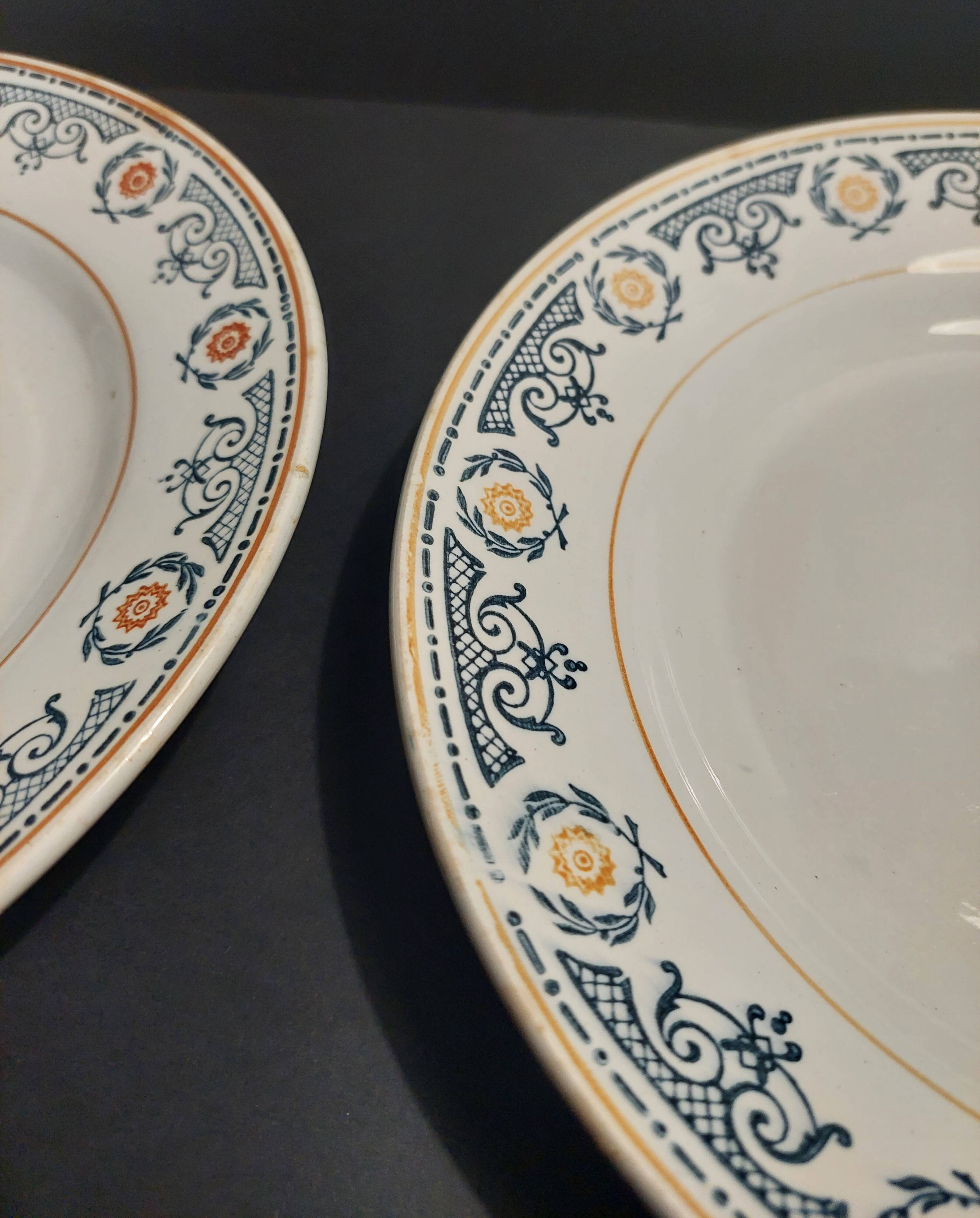 Pair of Saint Amand 20th century earthenware dinner plates