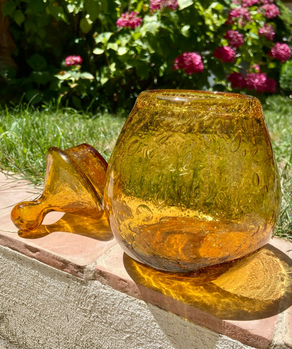 Grande bonbonnière en verre bullé ambré de Biot, années 1960
